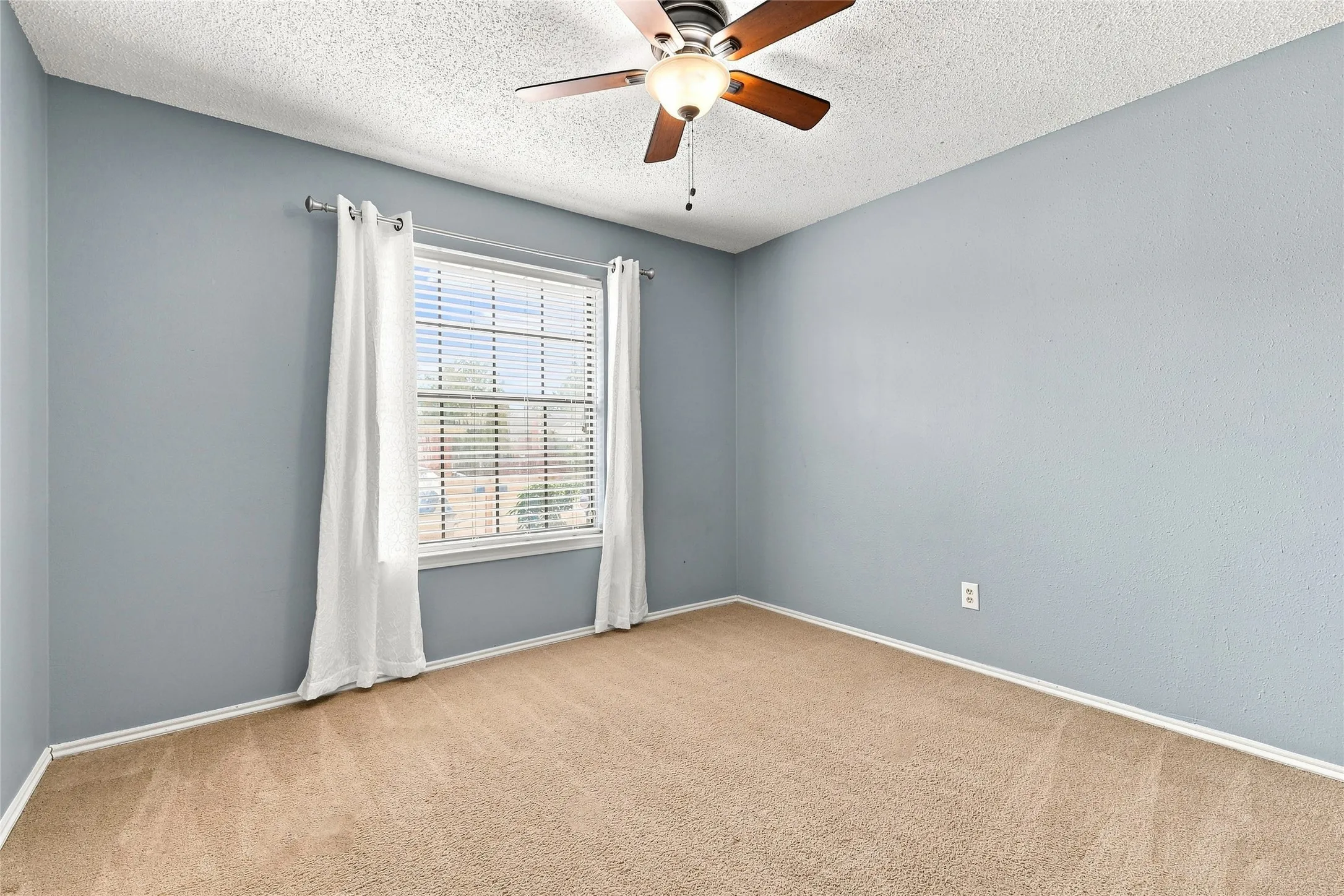 Single Family Residence For Sale in Denton County , 2923 Menlo Park Lane, Carrollton, Texas 75007, 3 Bedroom, 2 Bathroom, 2 Garage spaces, 1,840 Sqft, built in 1986, mls#21367609, Real Estate Agent in Carrollton, Homes For Sale in Denton county, Homes For Sale in Carrollton, Realtor in Carrollton Texas, Real Estate Brokerage Independent Realty Texas, Luminita Cordes Realtor