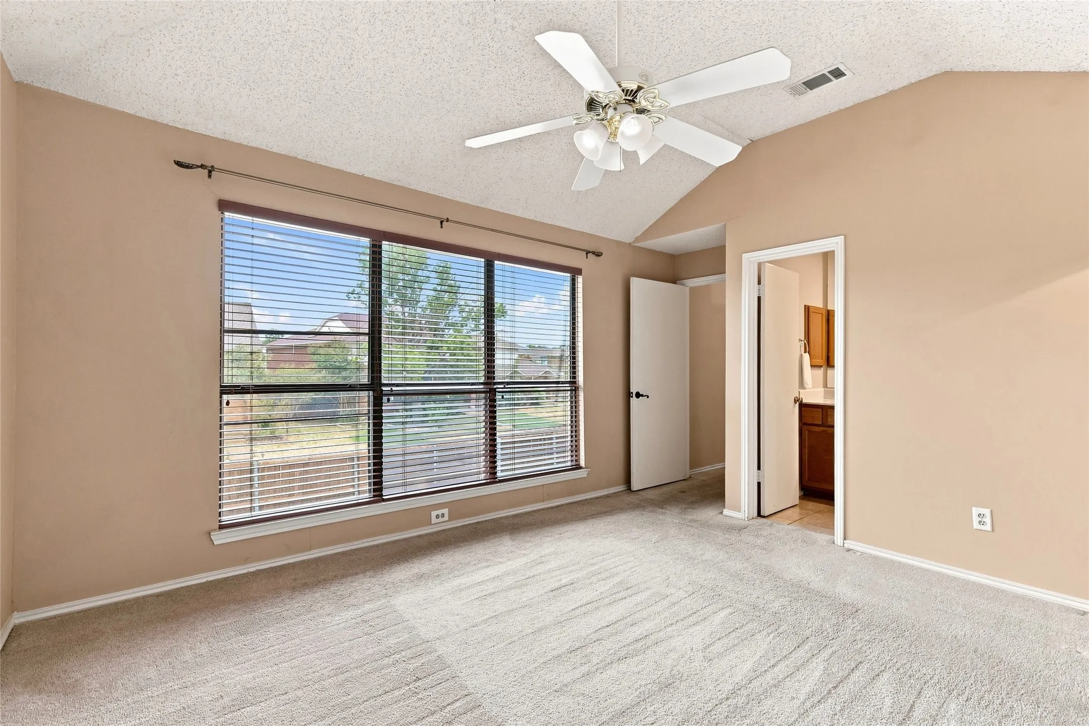 Single Family Residence For Sale in Denton County , 2923 Menlo Park Lane, Carrollton, Texas 75007, 3 Bedroom, 2 Bathroom, 2 Garage spaces, 1,840 Sqft, built in 1986, mls#21367609, Real Estate Agent in Carrollton, Homes For Sale in Denton county, Homes For Sale in Carrollton, Realtor in Carrollton Texas, Real Estate Brokerage Independent Realty Texas, Luminita Cordes Realtor