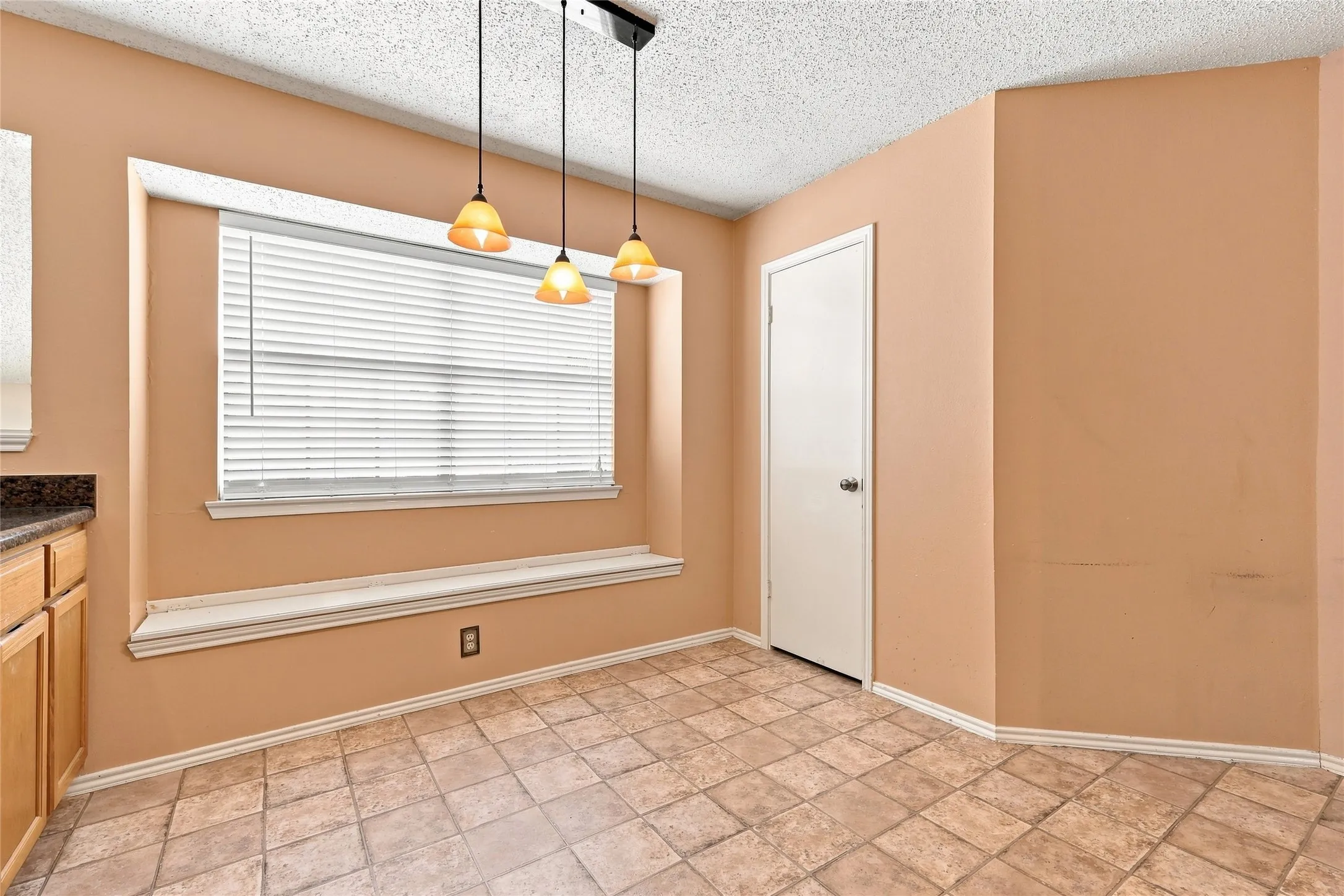Single Family Residence For Sale in Denton County , 2923 Menlo Park Lane, Carrollton, Texas 75007, 3 Bedroom, 2 Bathroom, 2 Garage spaces, 1,840 Sqft, built in 1986, mls#21367609, Real Estate Agent in Carrollton, Homes For Sale in Denton county, Homes For Sale in Carrollton, Realtor in Carrollton Texas, Real Estate Brokerage Independent Realty Texas, Luminita Cordes Realtor