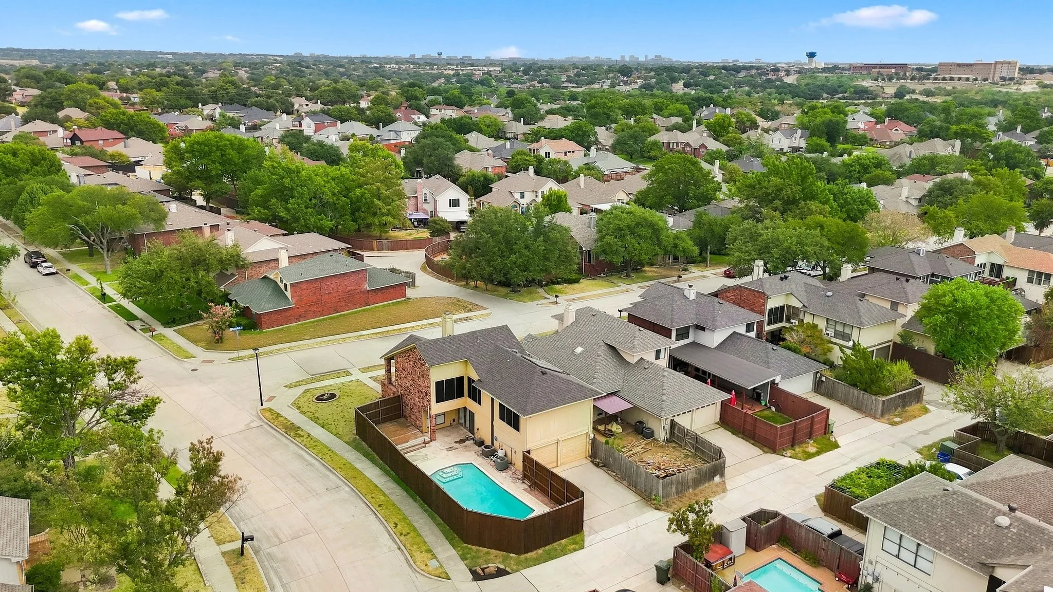 Single Family Residence For Sale in Denton County , 2923 Menlo Park Lane, Carrollton, Texas 75007, 3 Bedroom, 2 Bathroom, 2 Garage spaces, 1,840 Sqft, built in 1986, mls#21367609, Real Estate Agent in Carrollton, Homes For Sale in Denton county, Homes For Sale in Carrollton, Realtor in Carrollton Texas, Real Estate Brokerage Independent Realty Texas, Luminita Cordes Realtor