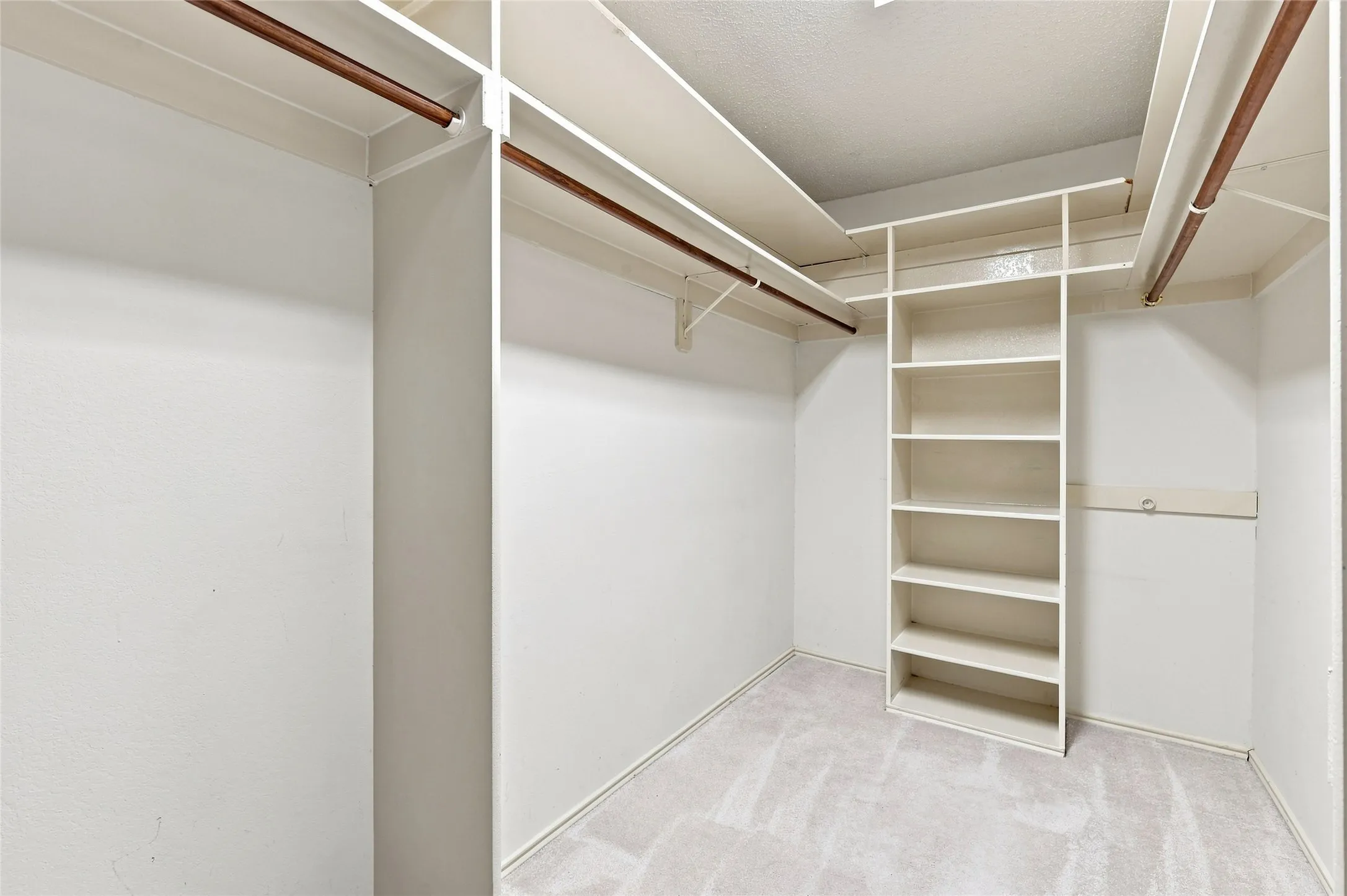 Single Family Residence For Sale in Denton County , 2923 Menlo Park Lane, Carrollton, Texas 75007, 3 Bedroom, 2 Bathroom, 2 Garage spaces, 1,840 Sqft, built in 1986, mls#21367609, Real Estate Agent in Carrollton, Homes For Sale in Denton county, Homes For Sale in Carrollton, Realtor in Carrollton Texas, Real Estate Brokerage Independent Realty Texas, Luminita Cordes Realtor
