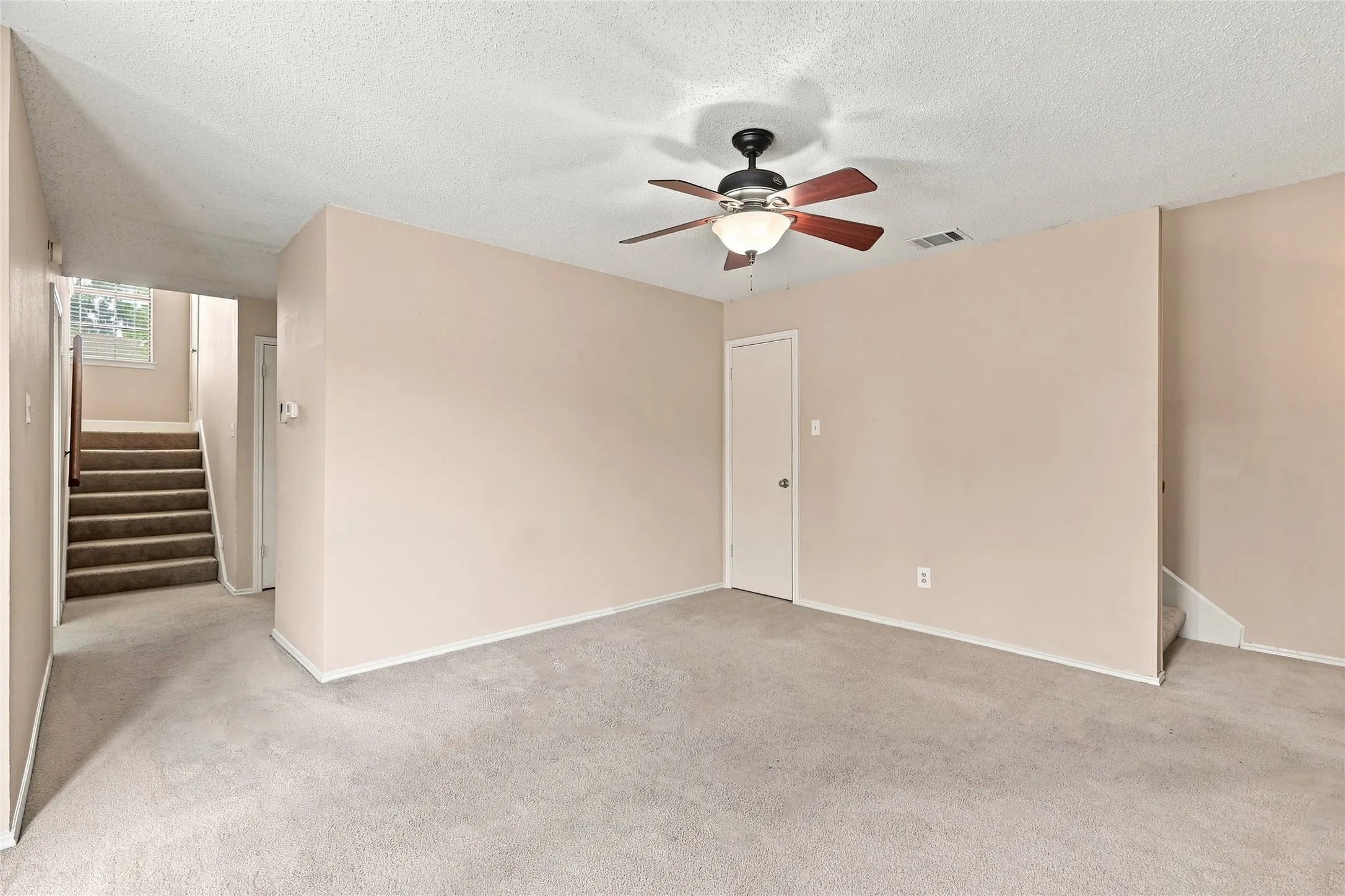 Single Family Residence For Sale in Denton County , 2923 Menlo Park Lane, Carrollton, Texas 75007, 3 Bedroom, 2 Bathroom, 2 Garage spaces, 1,840 Sqft, built in 1986, mls#21367609, Real Estate Agent in Carrollton, Homes For Sale in Denton county, Homes For Sale in Carrollton, Realtor in Carrollton Texas, Real Estate Brokerage Independent Realty Texas, Luminita Cordes Realtor