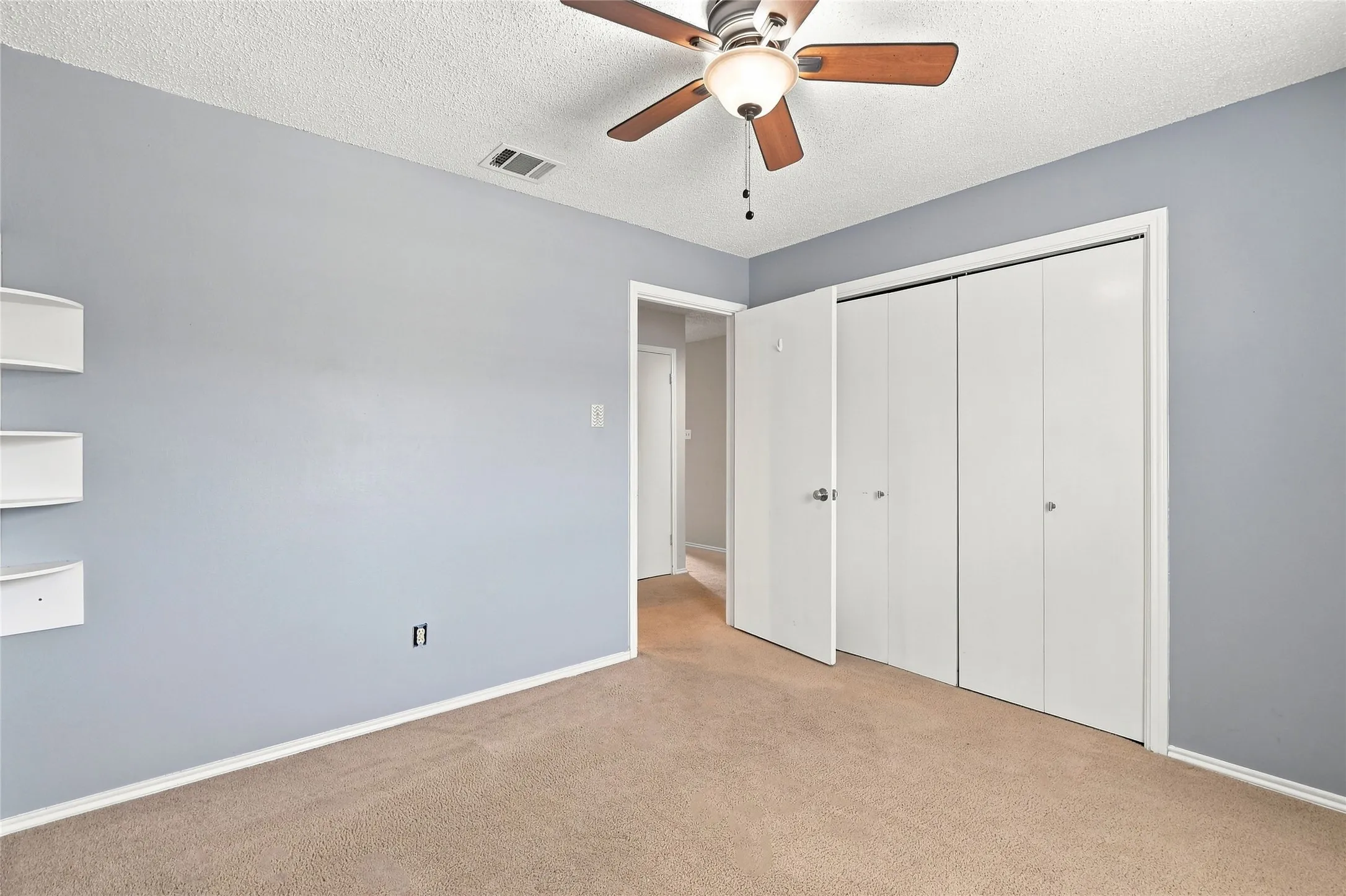 Single Family Residence For Sale in Denton County , 2923 Menlo Park Lane, Carrollton, Texas 75007, 3 Bedroom, 2 Bathroom, 2 Garage spaces, 1,840 Sqft, built in 1986, mls#21367609, Real Estate Agent in Carrollton, Homes For Sale in Denton county, Homes For Sale in Carrollton, Realtor in Carrollton Texas, Real Estate Brokerage Independent Realty Texas, Luminita Cordes Realtor