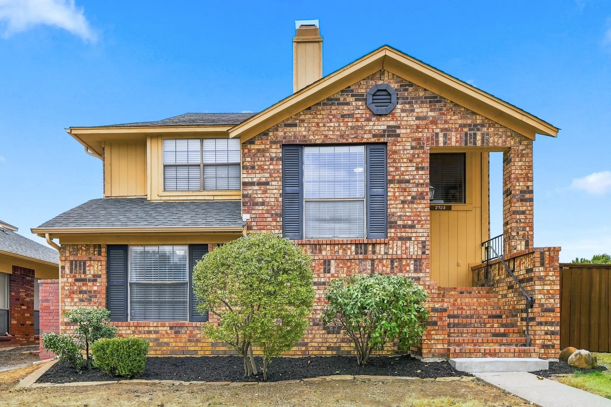 Single Family Residence For Sale in Denton County , 2923 Menlo Park Lane, Carrollton, Texas 75007, 3 Bedroom, 2 Bathroom, 2 Garage spaces, 1,840 Sqft, built in 1986, mls#21367609, Real Estate Agent in Carrollton, Homes For Sale in Denton county, Homes For Sale in Carrollton, Realtor in Carrollton Texas, Real Estate Brokerage Independent Realty Texas, Luminita Cordes Realtor