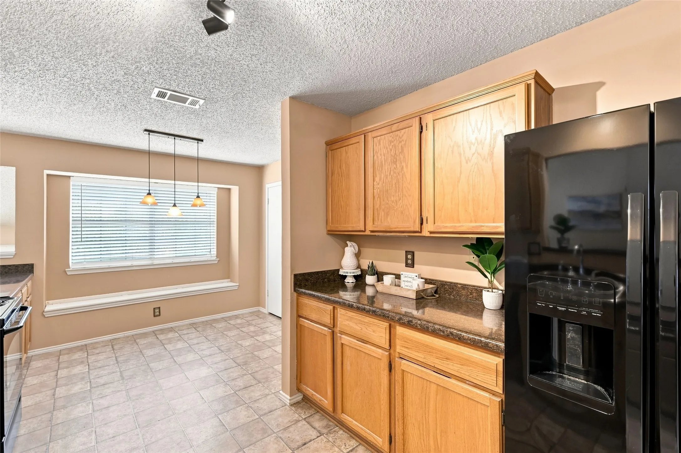 Single Family Residence For Sale in Denton County , 2923 Menlo Park Lane, Carrollton, Texas 75007, 3 Bedroom, 2 Bathroom, 2 Garage spaces, 1,840 Sqft, built in 1986, mls#21367609, Real Estate Agent in Carrollton, Homes For Sale in Denton county, Homes For Sale in Carrollton, Realtor in Carrollton Texas, Real Estate Brokerage Independent Realty Texas, Luminita Cordes Realtor