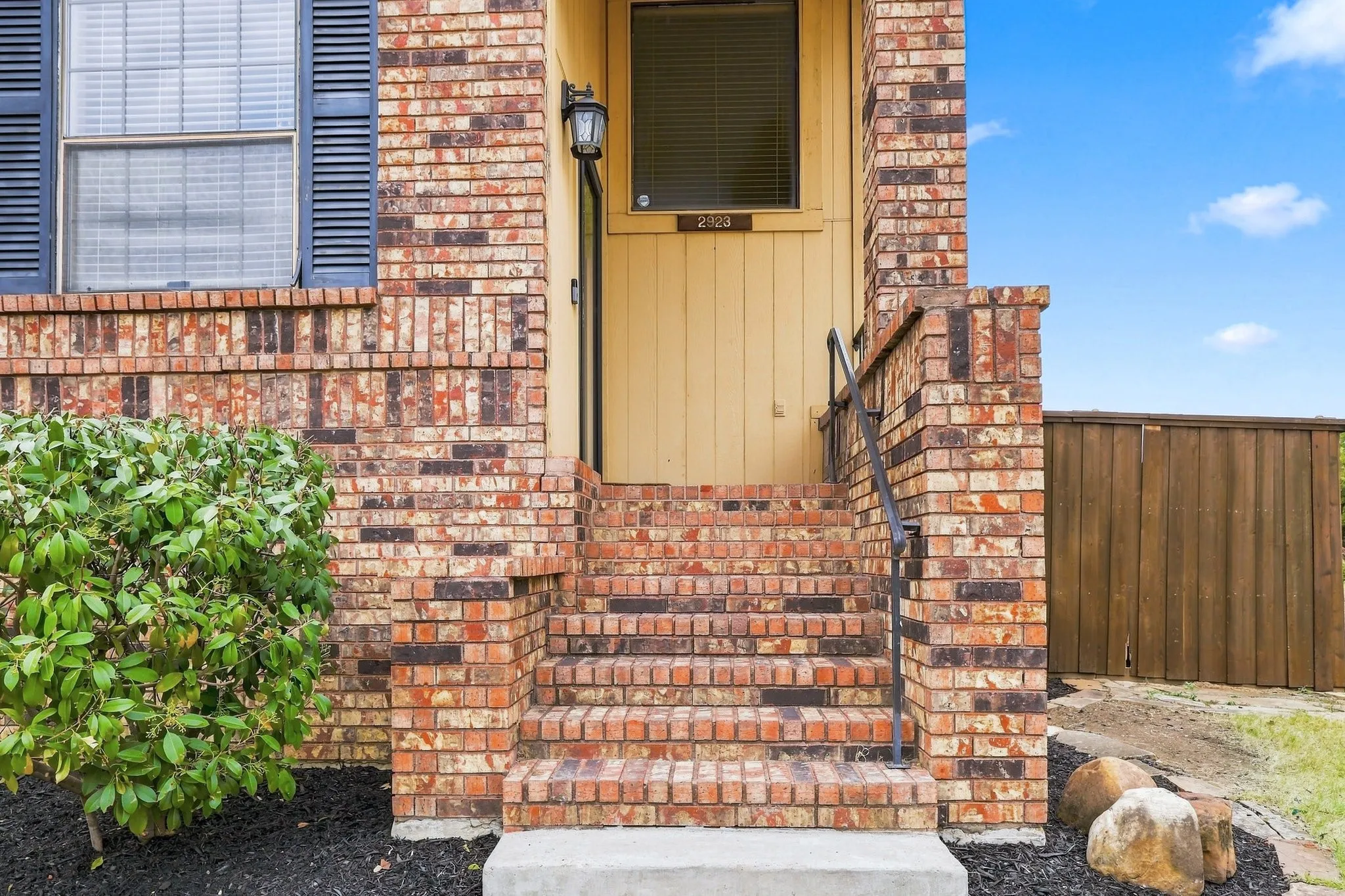Single Family Residence For Sale in Denton County , 2923 Menlo Park Lane, Carrollton, Texas 75007, 3 Bedroom, 2 Bathroom, 2 Garage spaces, 1,840 Sqft, built in 1986, mls#21367609, Real Estate Agent in Carrollton, Homes For Sale in Denton county, Homes For Sale in Carrollton, Realtor in Carrollton Texas, Real Estate Brokerage Independent Realty Texas, Luminita Cordes Realtor