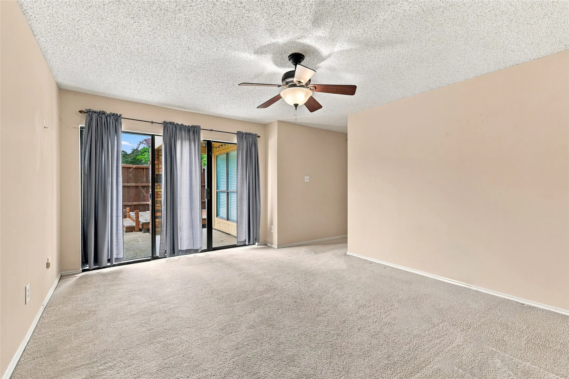 Single Family Residence For Sale in Denton County , 2923 Menlo Park Lane, Carrollton, Texas 75007, 3 Bedroom, 2 Bathroom, 2 Garage spaces, 1,840 Sqft, built in 1986, mls#21367609, Real Estate Agent in Carrollton, Homes For Sale in Denton county, Homes For Sale in Carrollton, Realtor in Carrollton Texas, Real Estate Brokerage Independent Realty Texas, Luminita Cordes Realtor