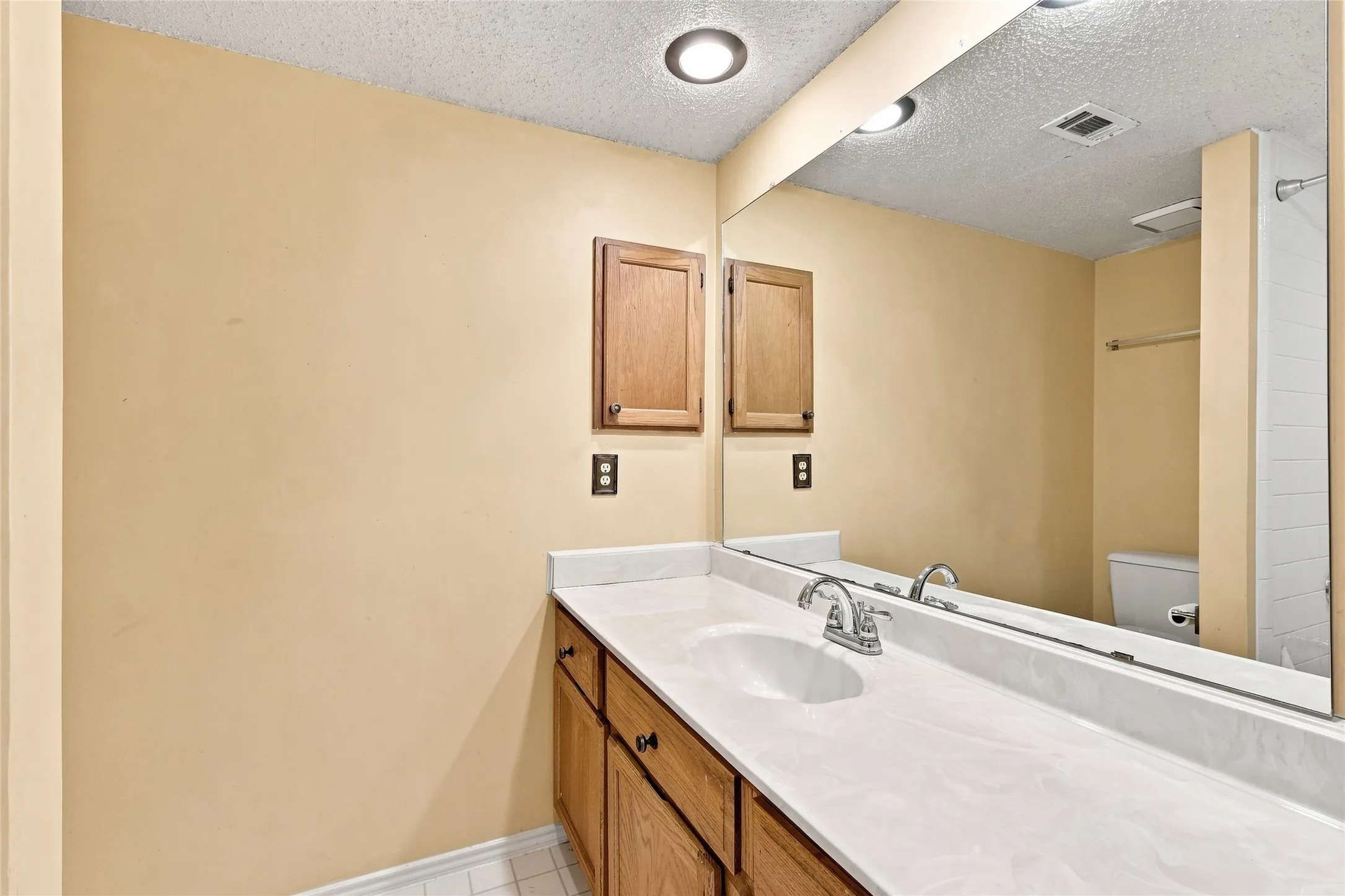 Single Family Residence For Sale in Denton County , 2923 Menlo Park Lane, Carrollton, Texas 75007, 3 Bedroom, 2 Bathroom, 2 Garage spaces, 1,840 Sqft, built in 1986, mls#21367609, Real Estate Agent in Carrollton, Homes For Sale in Denton county, Homes For Sale in Carrollton, Realtor in Carrollton Texas, Real Estate Brokerage Independent Realty Texas, Luminita Cordes Realtor