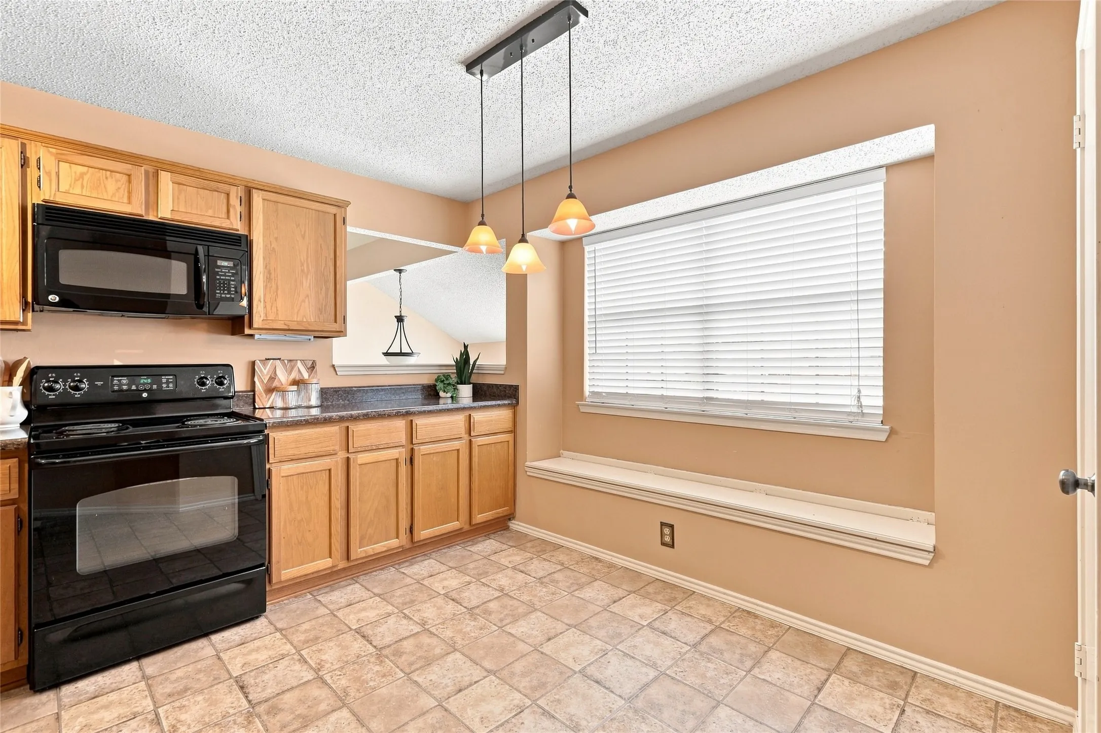 Single Family Residence For Sale in Denton County , 2923 Menlo Park Lane, Carrollton, Texas 75007, 3 Bedroom, 2 Bathroom, 2 Garage spaces, 1,840 Sqft, built in 1986, mls#21367609, Real Estate Agent in Carrollton, Homes For Sale in Denton county, Homes For Sale in Carrollton, Realtor in Carrollton Texas, Real Estate Brokerage Independent Realty Texas, Luminita Cordes Realtor