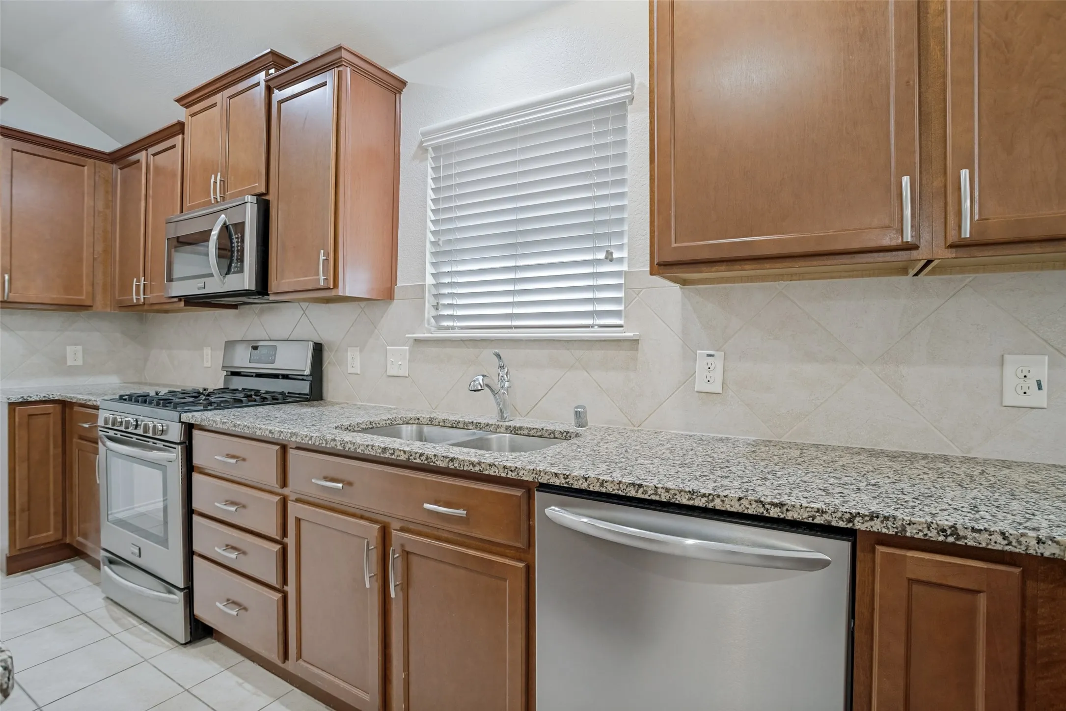 Single Family Residence For Sale in Collin County , 1314 Coleman Drive, Melissa, Texas 75454, 3 Bedroom, 2 Bathroom, 2 Garage spaces, 1,532 Sqft, built in 2015, mls#21371477, Real Estate Agent in Melissa, Homes For Sale in Collin county, Homes For Sale in Melissa, Realtor in Melissa Texas, Real Estate Brokerage Independent Realty Texas, Luminita Cordes Realtor
