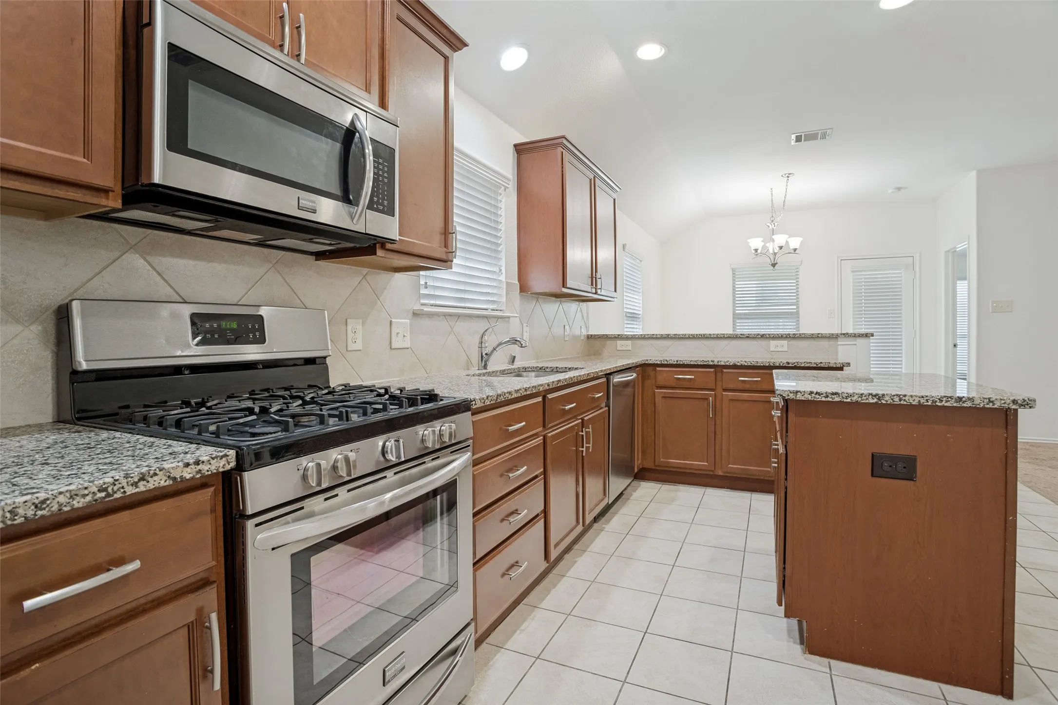 Single Family Residence For Sale in Collin County , 1314 Coleman Drive, Melissa, Texas 75454, 3 Bedroom, 2 Bathroom, 2 Garage spaces, 1,532 Sqft, built in 2015, mls#21371477, Real Estate Agent in Melissa, Homes For Sale in Collin county, Homes For Sale in Melissa, Realtor in Melissa Texas, Real Estate Brokerage Independent Realty Texas, Luminita Cordes Realtor