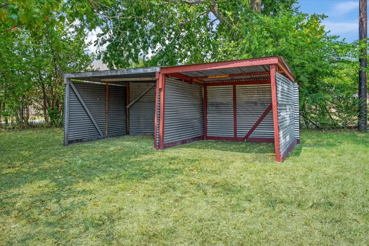 Lean-to shed