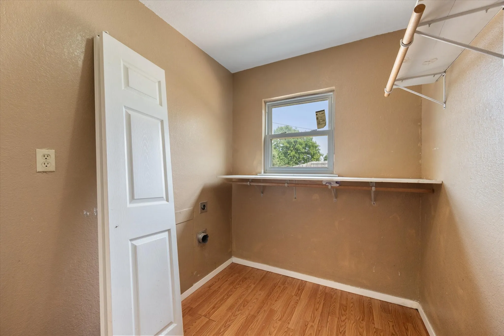 Single Family Residence For Sale in Tarrant County , 7501 Weatherwood Court, Fort Worth, Texas 76133, 4 Bedroom, 3 Bathroom, 2 Garage spaces, 2,237 Sqft, built in 1978, mls#21371478, Real Estate Agent in Fort Worth, Homes For Sale in Tarrant county, Homes For Sale in Fort Worth, Realtor in Fort Worth Texas, Real Estate Brokerage Independent Realty Texas, Luminita Cordes Realtor