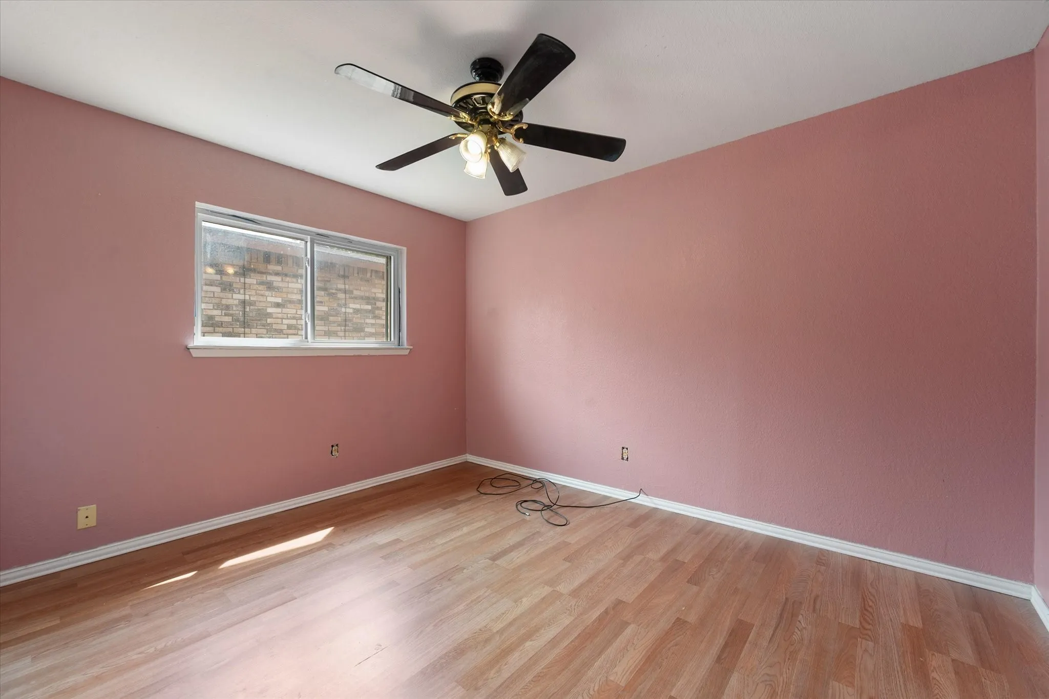 Single Family Residence For Sale in Tarrant County , 7501 Weatherwood Court, Fort Worth, Texas 76133, 4 Bedroom, 3 Bathroom, 2 Garage spaces, 2,237 Sqft, built in 1978, mls#21371478, Real Estate Agent in Fort Worth, Homes For Sale in Tarrant county, Homes For Sale in Fort Worth, Realtor in Fort Worth Texas, Real Estate Brokerage Independent Realty Texas, Luminita Cordes Realtor