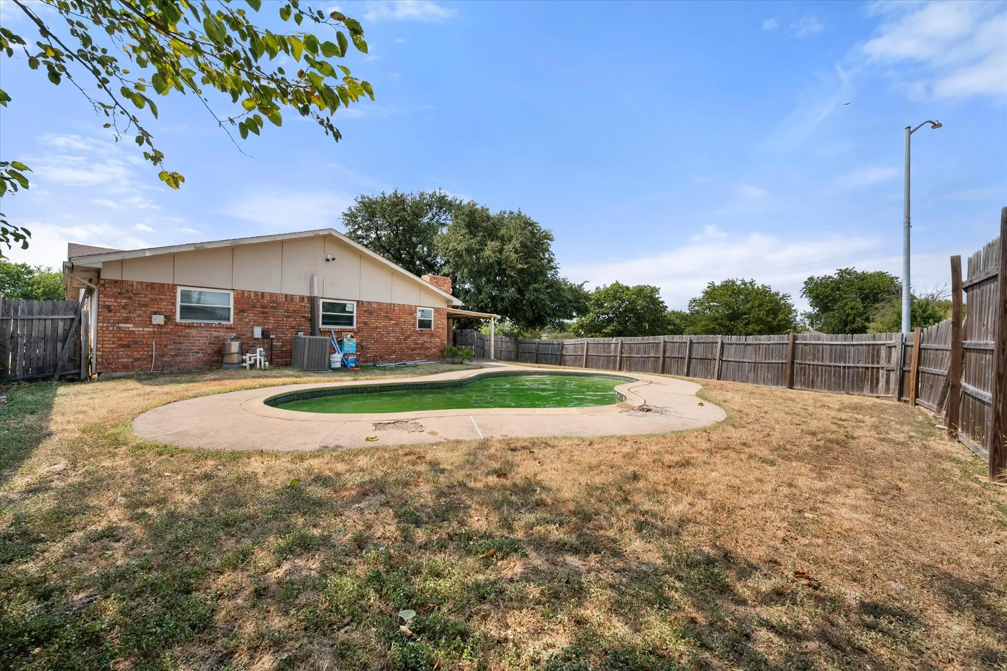 Single Family Residence For Sale in Tarrant County , 7501 Weatherwood Court, Fort Worth, Texas 76133, 4 Bedroom, 3 Bathroom, 2 Garage spaces, 2,237 Sqft, built in 1978, mls#21371478, Real Estate Agent in Fort Worth, Homes For Sale in Tarrant county, Homes For Sale in Fort Worth, Realtor in Fort Worth Texas, Real Estate Brokerage Independent Realty Texas, Luminita Cordes Realtor