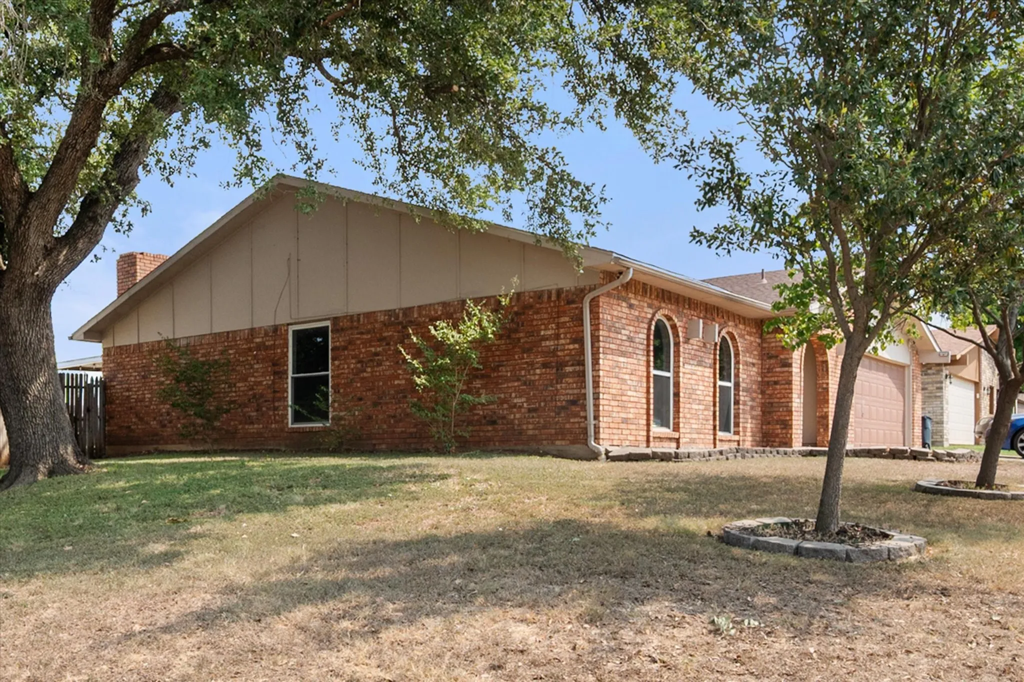 Single Family Residence For Sale in Tarrant County , 7501 Weatherwood Court, Fort Worth, Texas 76133, 4 Bedroom, 3 Bathroom, 2 Garage spaces, 2,237 Sqft, built in 1978, mls#21371478, Real Estate Agent in Fort Worth, Homes For Sale in Tarrant county, Homes For Sale in Fort Worth, Realtor in Fort Worth Texas, Real Estate Brokerage Independent Realty Texas, Luminita Cordes Realtor