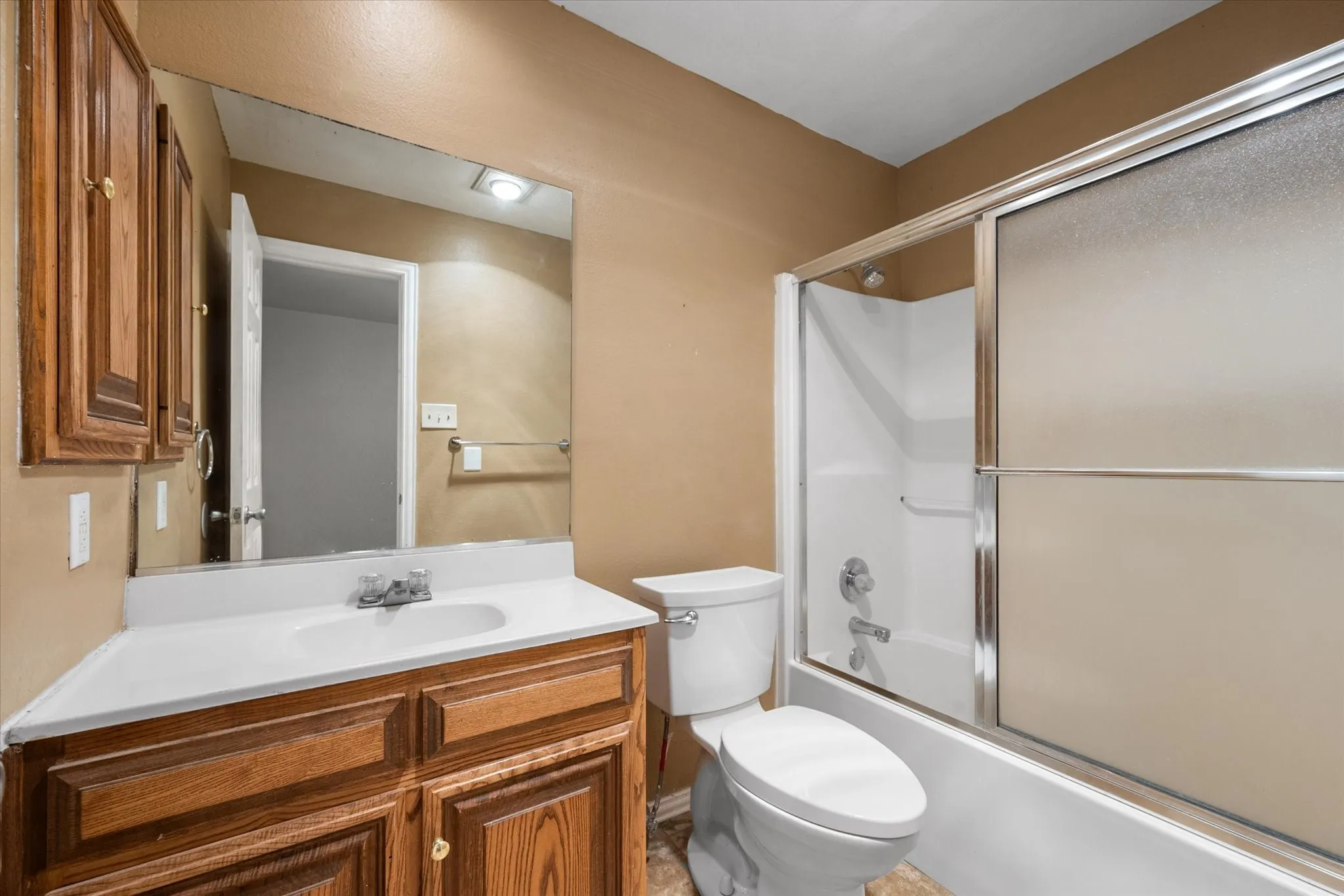 Single Family Residence For Sale in Tarrant County , 7501 Weatherwood Court, Fort Worth, Texas 76133, 4 Bedroom, 3 Bathroom, 2 Garage spaces, 2,237 Sqft, built in 1978, mls#21371478, Real Estate Agent in Fort Worth, Homes For Sale in Tarrant county, Homes For Sale in Fort Worth, Realtor in Fort Worth Texas, Real Estate Brokerage Independent Realty Texas, Luminita Cordes Realtor