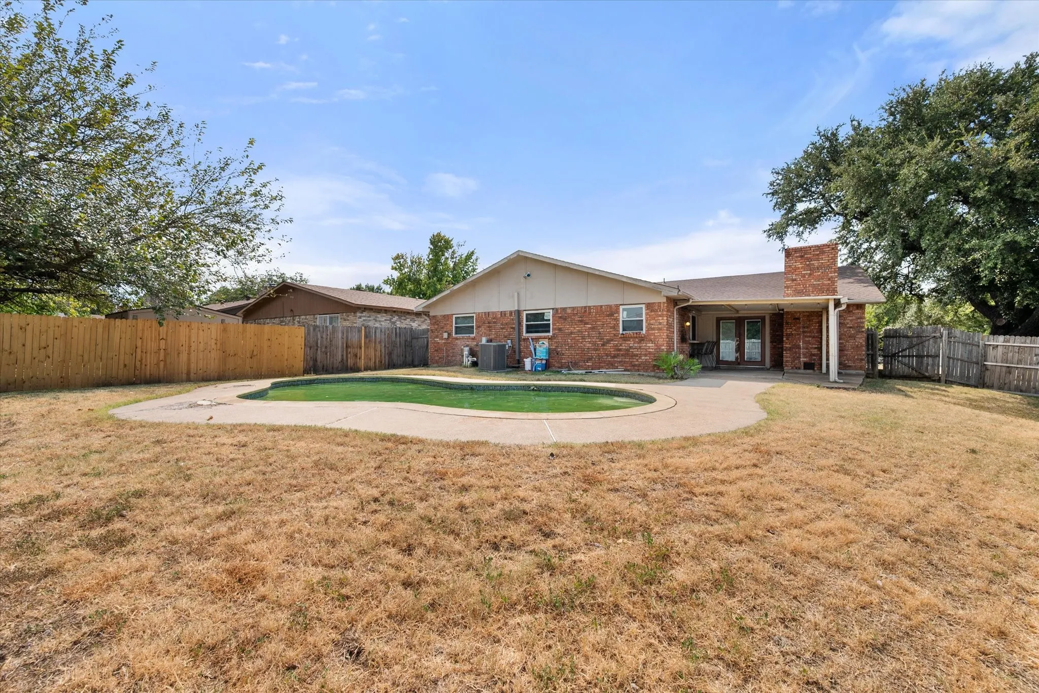 Single Family Residence For Sale in Tarrant County , 7501 Weatherwood Court, Fort Worth, Texas 76133, 4 Bedroom, 3 Bathroom, 2 Garage spaces, 2,237 Sqft, built in 1978, mls#21371478, Real Estate Agent in Fort Worth, Homes For Sale in Tarrant county, Homes For Sale in Fort Worth, Realtor in Fort Worth Texas, Real Estate Brokerage Independent Realty Texas, Luminita Cordes Realtor