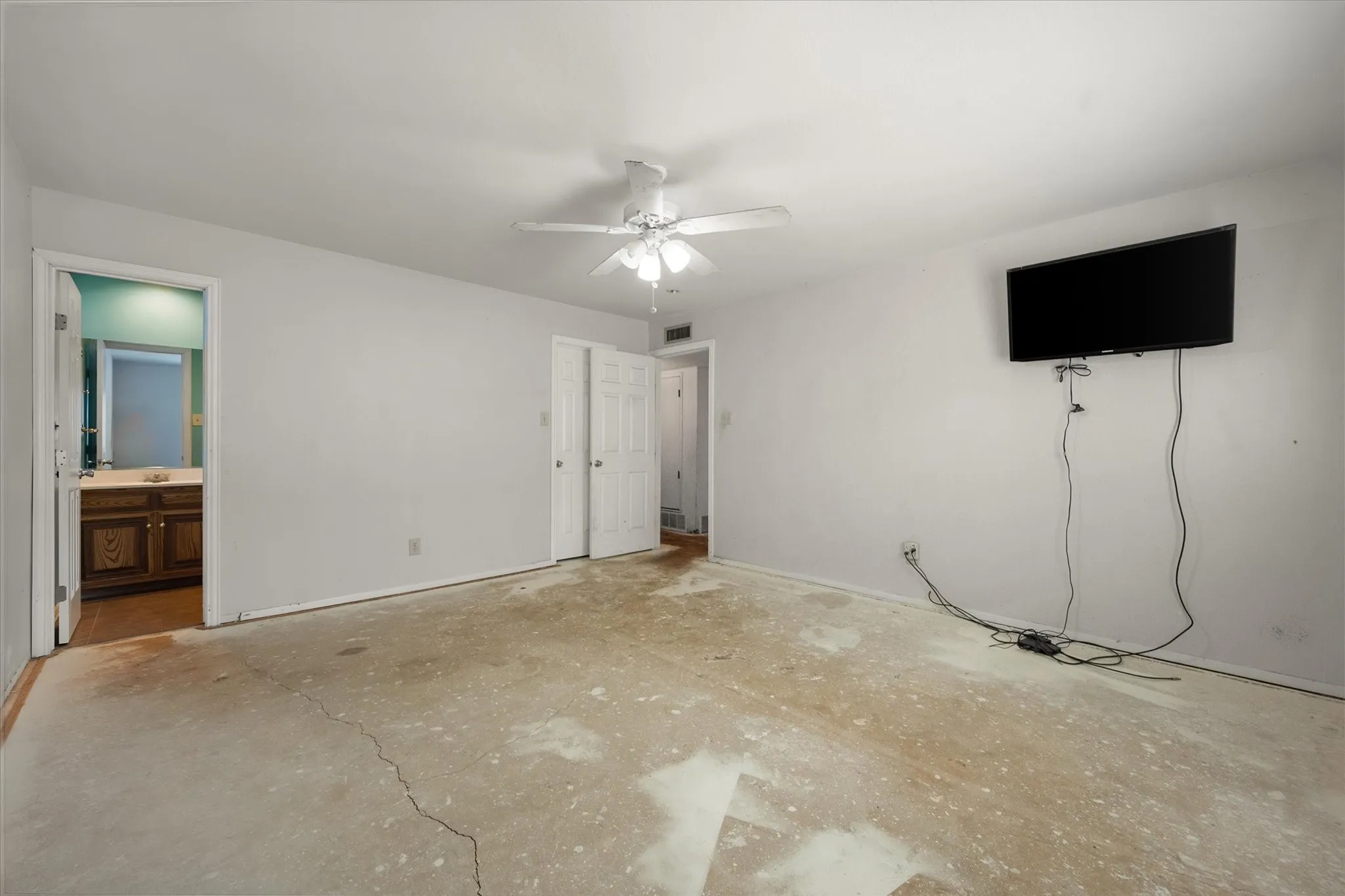 Single Family Residence For Sale in Tarrant County , 7501 Weatherwood Court, Fort Worth, Texas 76133, 4 Bedroom, 3 Bathroom, 2 Garage spaces, 2,237 Sqft, built in 1978, mls#21371478, Real Estate Agent in Fort Worth, Homes For Sale in Tarrant county, Homes For Sale in Fort Worth, Realtor in Fort Worth Texas, Real Estate Brokerage Independent Realty Texas, Luminita Cordes Realtor