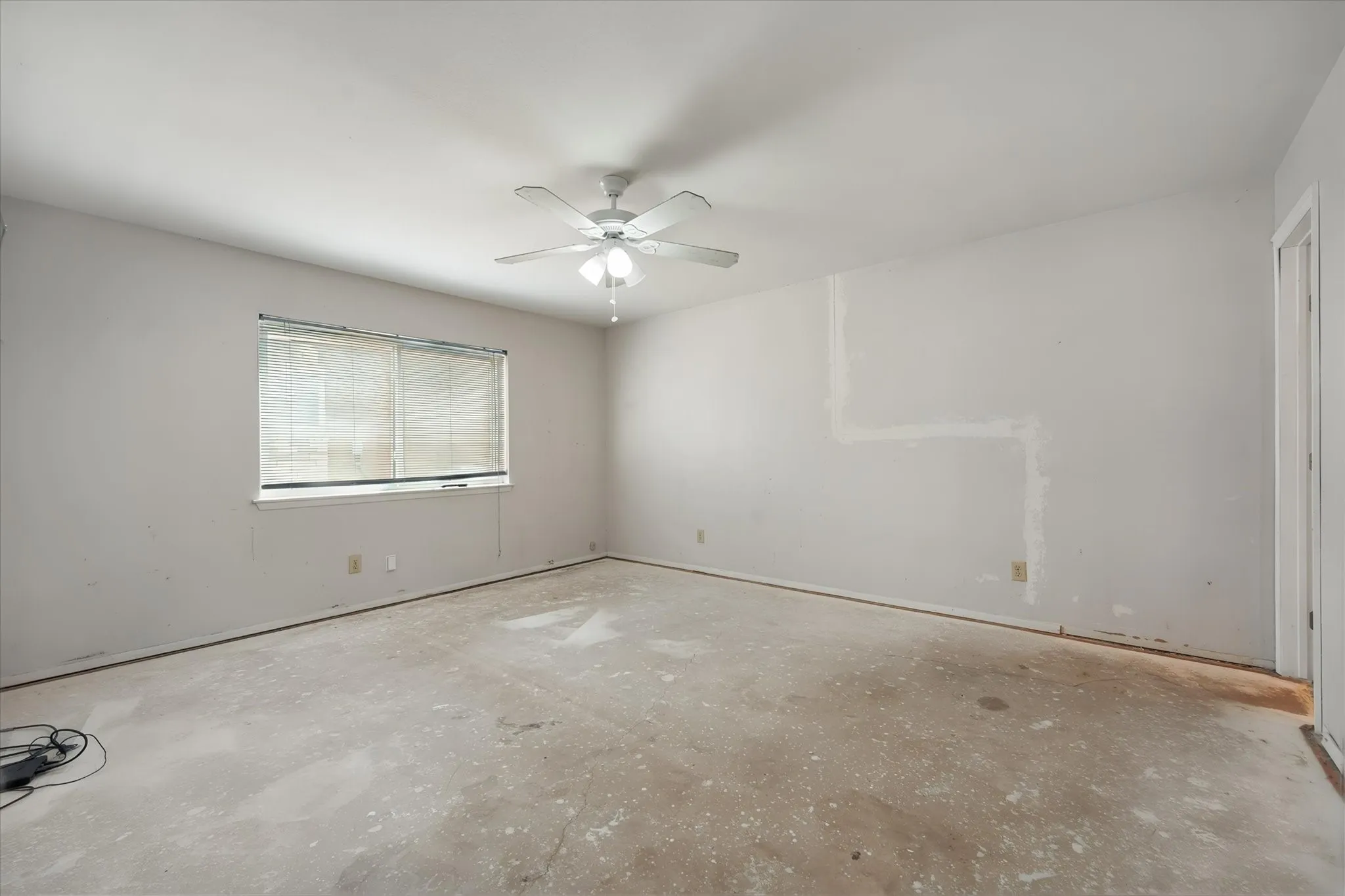 Single Family Residence For Sale in Tarrant County , 7501 Weatherwood Court, Fort Worth, Texas 76133, 4 Bedroom, 3 Bathroom, 2 Garage spaces, 2,237 Sqft, built in 1978, mls#21371478, Real Estate Agent in Fort Worth, Homes For Sale in Tarrant county, Homes For Sale in Fort Worth, Realtor in Fort Worth Texas, Real Estate Brokerage Independent Realty Texas, Luminita Cordes Realtor