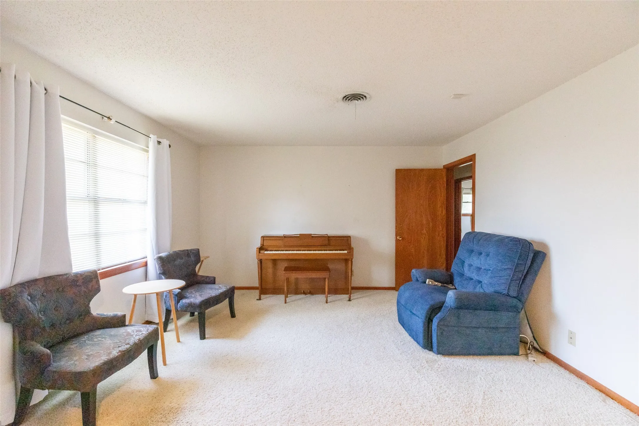 Single Family Residence For Rent in Taylor County , 109 Clark Road, Abilene, Texas 79602, 3 Bedroom, 2 Bathroom, 1 Garage spaces, 1,700 Sqft, built in 1959, mls#21371441, Real Estate Agent in Abilene, Homes For Rent in Taylor county, Homes For Rent in Abilene, Realtor in Abilene Texas, Real Estate Brokerage Independent Realty Texas, Luminita Cordes Realtor