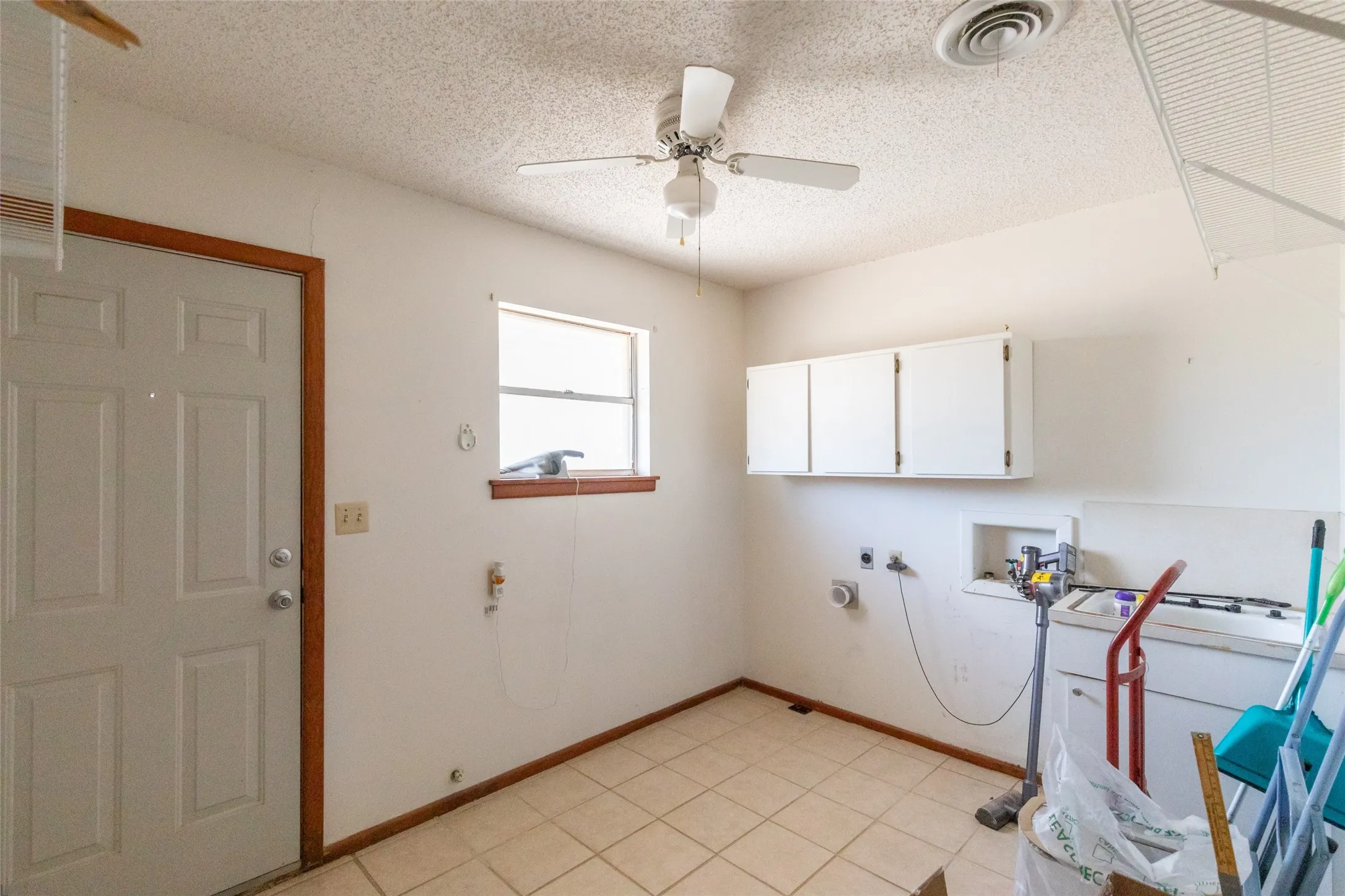 Single Family Residence For Rent in Taylor County , 109 Clark Road, Abilene, Texas 79602, 3 Bedroom, 2 Bathroom, 1 Garage spaces, 1,700 Sqft, built in 1959, mls#21371441, Real Estate Agent in Abilene, Homes For Rent in Taylor county, Homes For Rent in Abilene, Realtor in Abilene Texas, Real Estate Brokerage Independent Realty Texas, Luminita Cordes Realtor