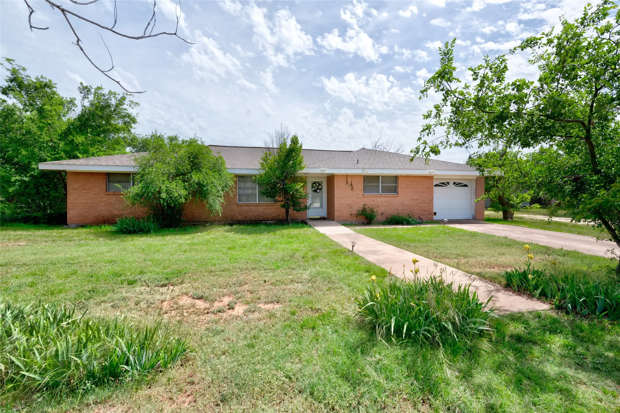 Single Family Residence For Rent in Taylor County , 109 Clark Road, Abilene, Texas 79602, 3 Bedroom, 2 Bathroom, 1 Garage spaces, 1,700 Sqft, built in 1959, mls#21371441, Real Estate Agent in Abilene, Homes For Rent in Taylor county, Homes For Rent in Abilene, Realtor in Abilene Texas, Real Estate Brokerage Independent Realty Texas, Luminita Cordes Realtor