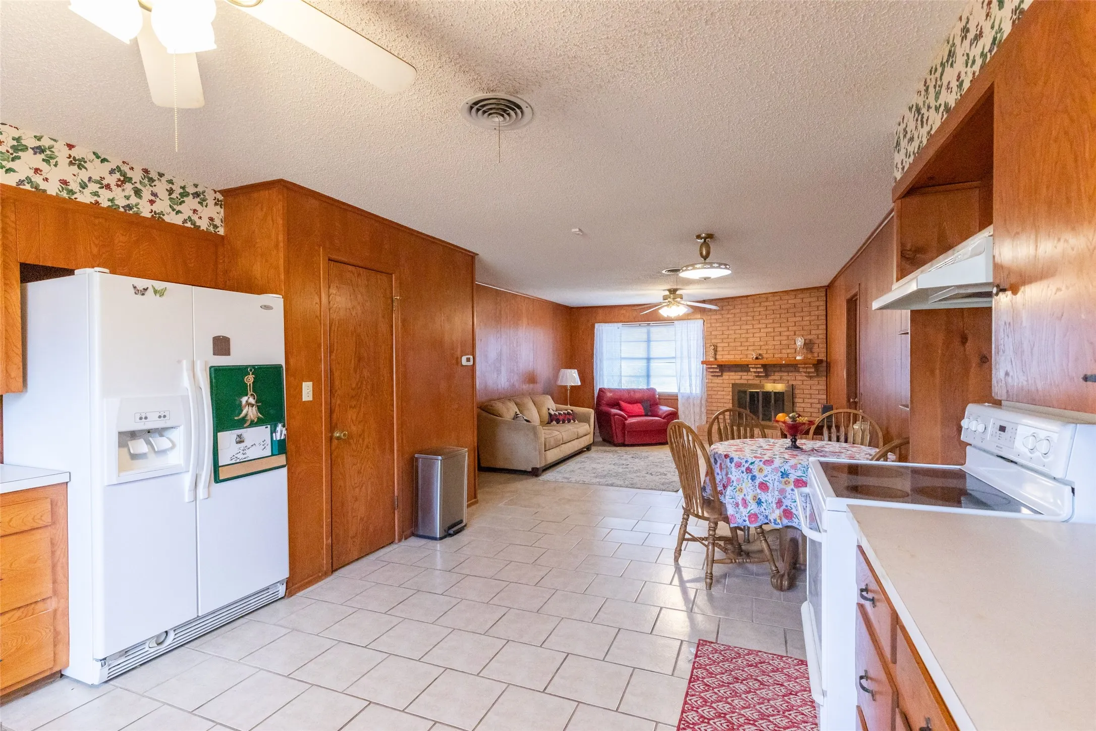 Single Family Residence For Rent in Taylor County , 109 Clark Road, Abilene, Texas 79602, 3 Bedroom, 2 Bathroom, 1 Garage spaces, 1,700 Sqft, built in 1959, mls#21371441, Real Estate Agent in Abilene, Homes For Rent in Taylor county, Homes For Rent in Abilene, Realtor in Abilene Texas, Real Estate Brokerage Independent Realty Texas, Luminita Cordes Realtor