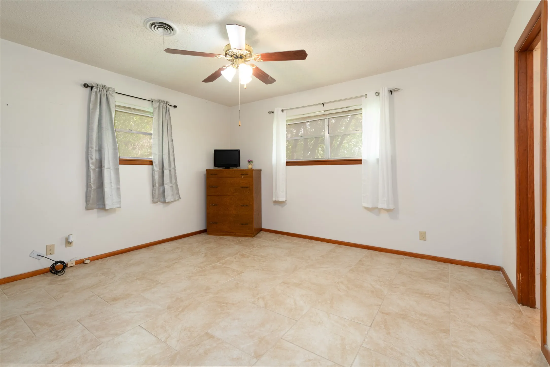 Single Family Residence For Rent in Taylor County , 109 Clark Road, Abilene, Texas 79602, 3 Bedroom, 2 Bathroom, 1 Garage spaces, 1,700 Sqft, built in 1959, mls#21371441, Real Estate Agent in Abilene, Homes For Rent in Taylor county, Homes For Rent in Abilene, Realtor in Abilene Texas, Real Estate Brokerage Independent Realty Texas, Luminita Cordes Realtor