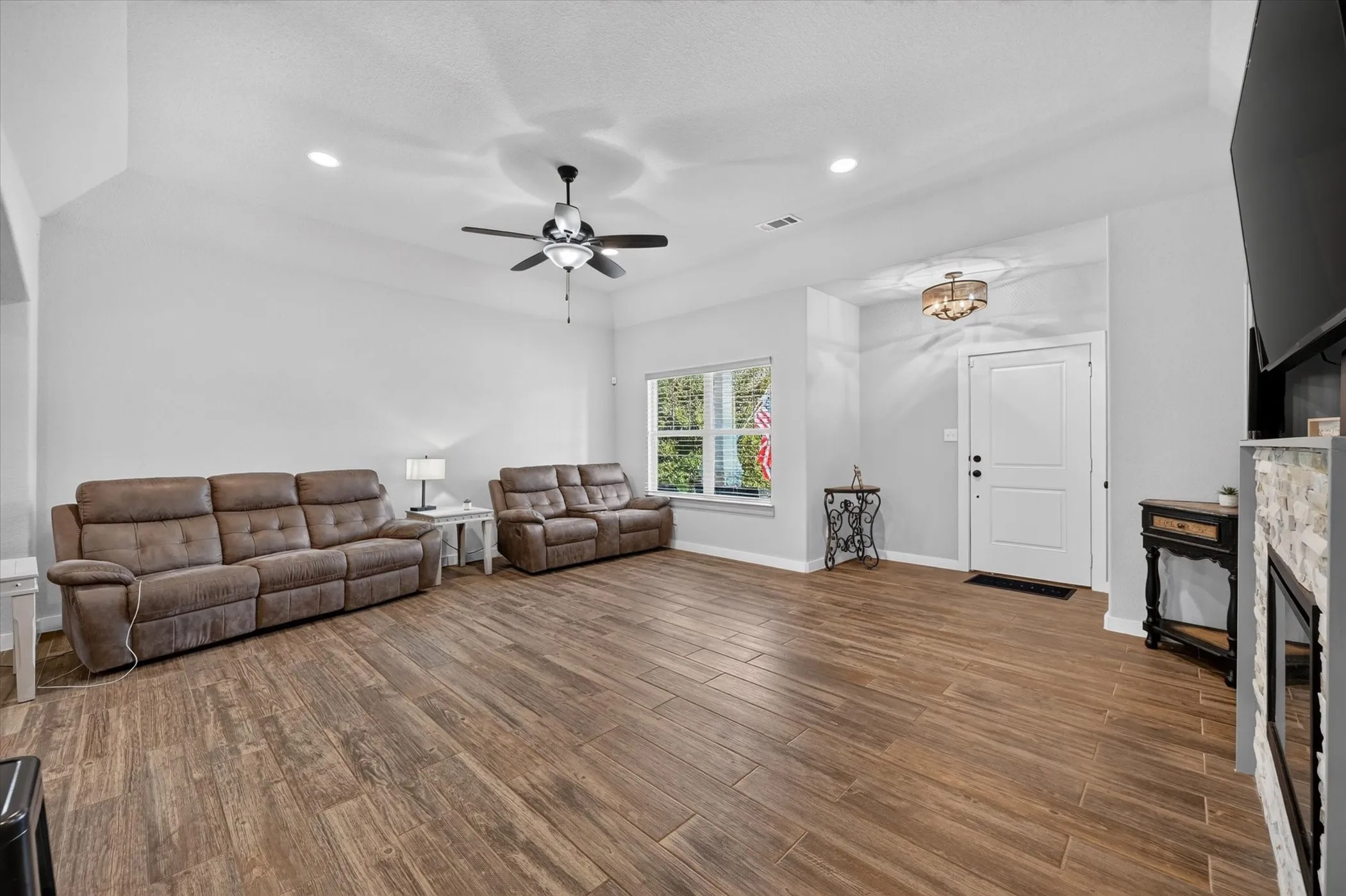 Single Family Residence For Sale in Tarrant County , 705 Phillips Court, Mansfield, Texas 76063, 3 Bedroom, 2 Bathroom, 2 Garage spaces, 1,827 Sqft, built in 2018, mls#21371427, Real Estate Agent in Mansfield, Homes For Sale in Tarrant county, Homes For Sale in Mansfield, Realtor in Mansfield Texas, Real Estate Brokerage Independent Realty Texas, Luminita Cordes Realtor