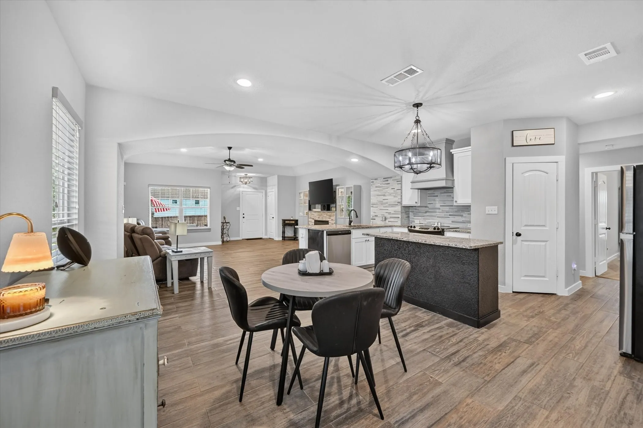 Single Family Residence For Sale in Tarrant County , 705 Phillips Court, Mansfield, Texas 76063, 3 Bedroom, 2 Bathroom, 2 Garage spaces, 1,827 Sqft, built in 2018, mls#21371427, Real Estate Agent in Mansfield, Homes For Sale in Tarrant county, Homes For Sale in Mansfield, Realtor in Mansfield Texas, Real Estate Brokerage Independent Realty Texas, Luminita Cordes Realtor