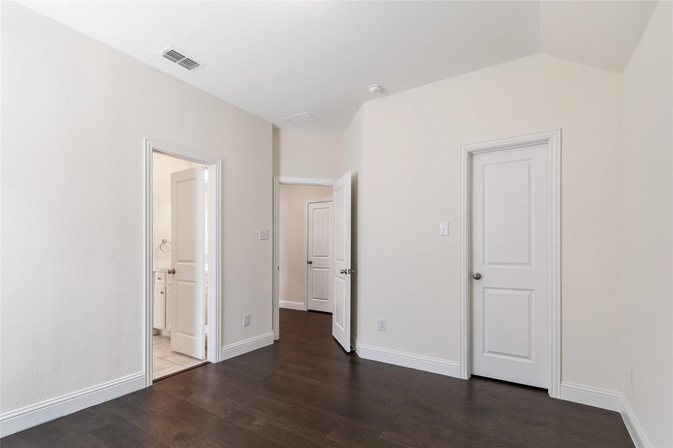 Single Family Residence For Sale in Dallas County , 12778 Friar Street, Farmers Branch, Texas 75234, 4 Bedroom, 4 Bathroom, 2 Garage spaces, 2,510 Sqft, built in 2021, mls#21368387, Real Estate Agent in Farmers Branch, Homes For Sale in Dallas county, Homes For Sale in Farmers Branch, Realtor in Farmers Branch Texas, Real Estate Brokerage Independent Realty Texas, Luminita Cordes Realtor