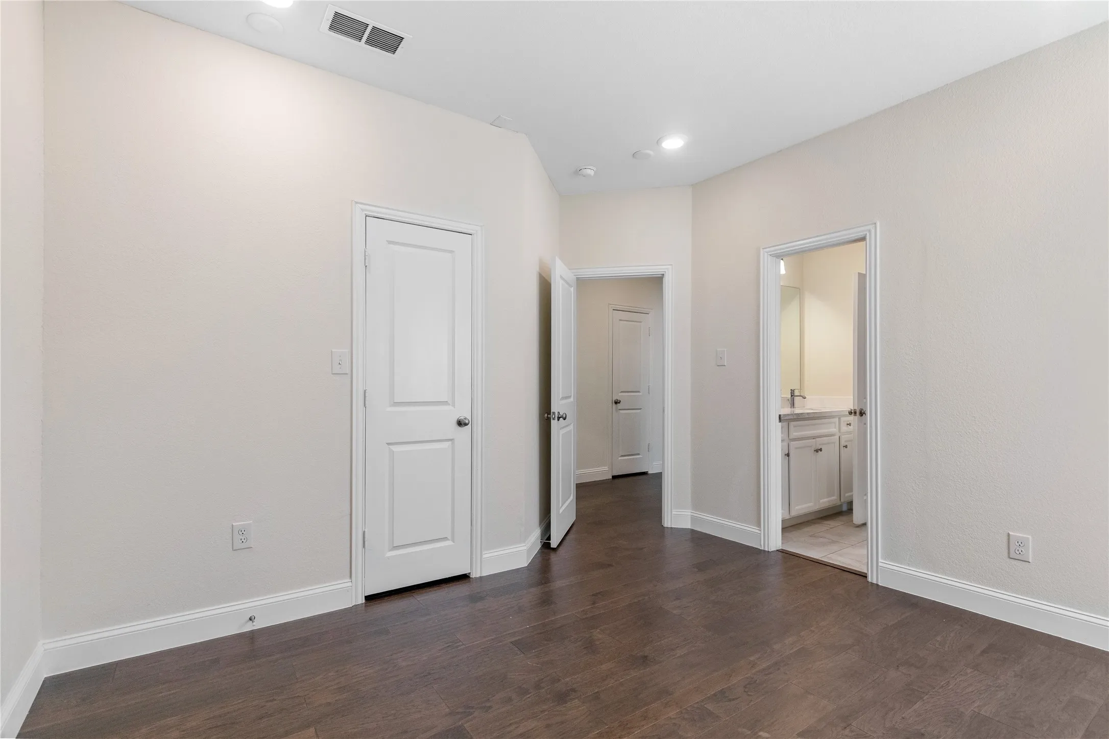 Single Family Residence For Sale in Dallas County , 12778 Friar Street, Farmers Branch, Texas 75234, 4 Bedroom, 4 Bathroom, 2 Garage spaces, 2,510 Sqft, built in 2021, mls#21368387, Real Estate Agent in Farmers Branch, Homes For Sale in Dallas county, Homes For Sale in Farmers Branch, Realtor in Farmers Branch Texas, Real Estate Brokerage Independent Realty Texas, Luminita Cordes Realtor