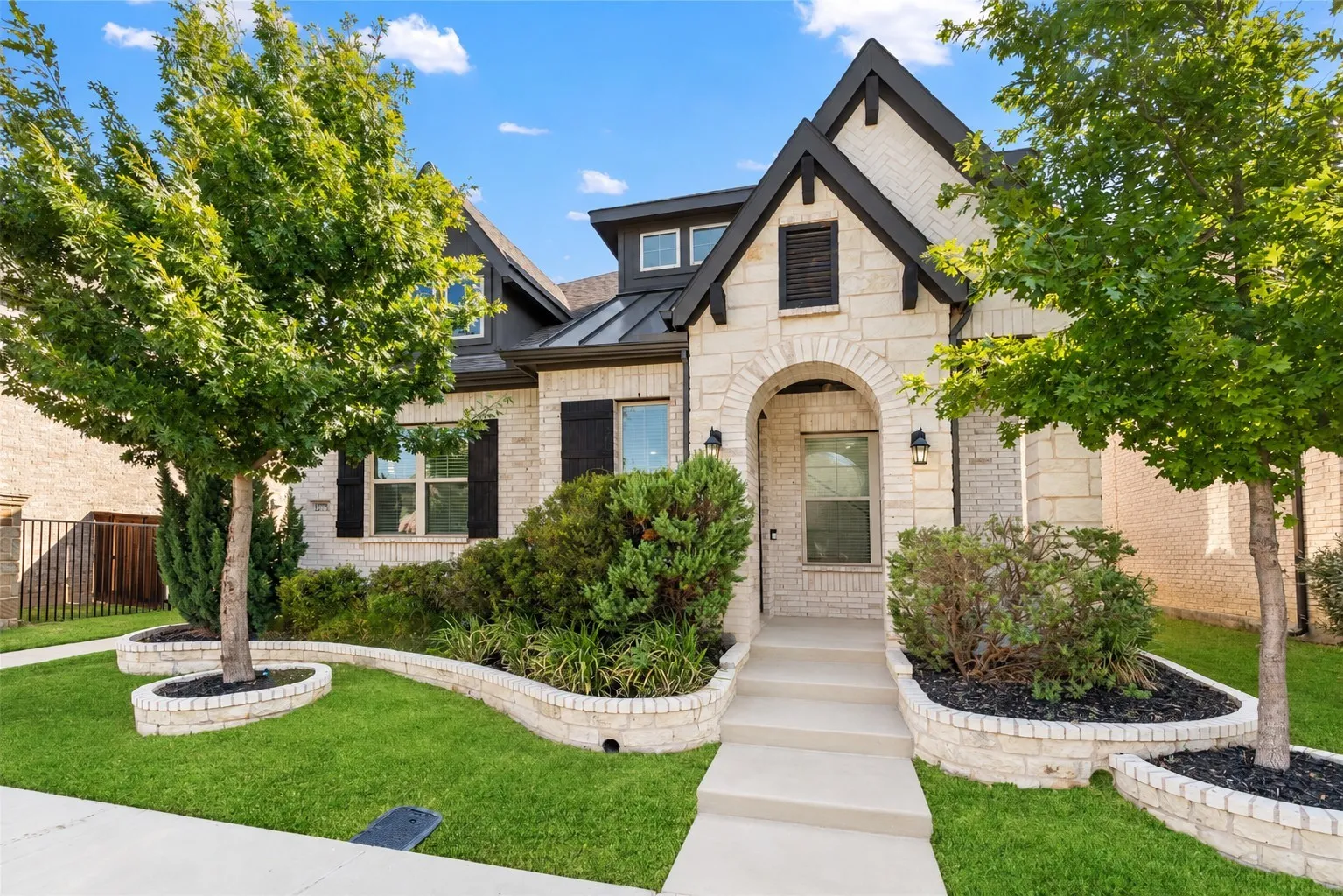 Single Family Residence For Sale in Dallas County , 12778 Friar Street, Farmers Branch, Texas 75234, 4 Bedroom, 4 Bathroom, 2 Garage spaces, 2,510 Sqft, built in 2021, mls#21368387, Real Estate Agent in Farmers Branch, Homes For Sale in Dallas county, Homes For Sale in Farmers Branch, Realtor in Farmers Branch Texas, Real Estate Brokerage Independent Realty Texas, Luminita Cordes Realtor