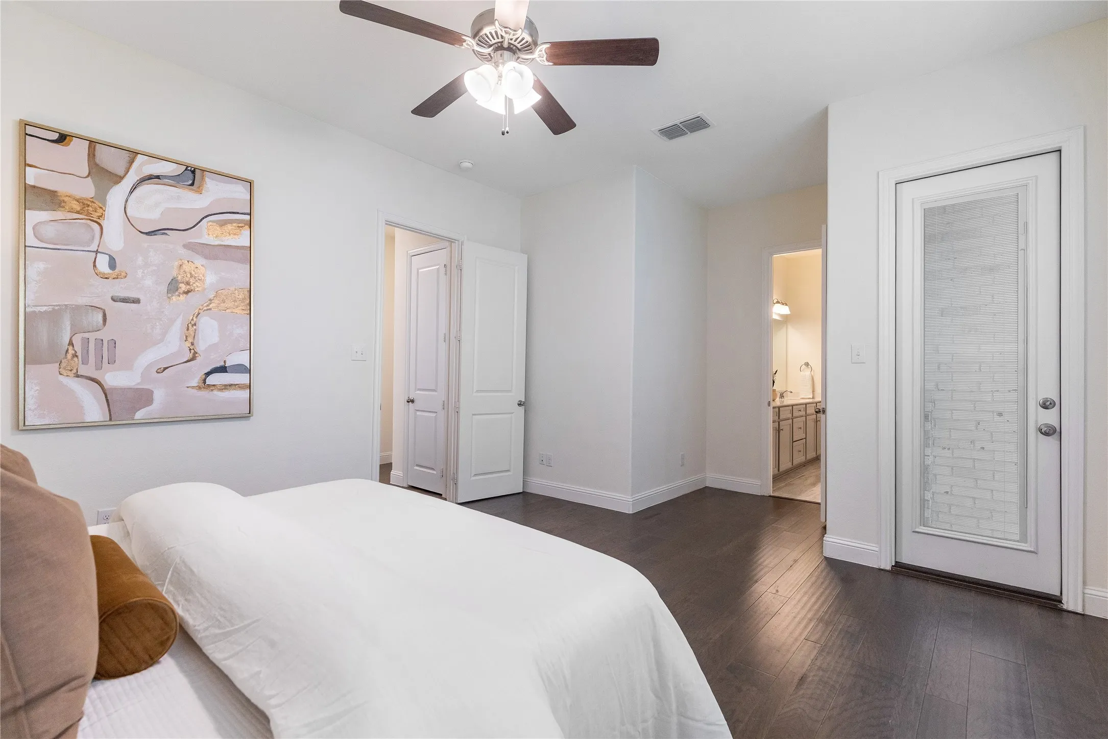 Single Family Residence For Sale in Dallas County , 12778 Friar Street, Farmers Branch, Texas 75234, 4 Bedroom, 4 Bathroom, 2 Garage spaces, 2,510 Sqft, built in 2021, mls#21368387, Real Estate Agent in Farmers Branch, Homes For Sale in Dallas county, Homes For Sale in Farmers Branch, Realtor in Farmers Branch Texas, Real Estate Brokerage Independent Realty Texas, Luminita Cordes Realtor