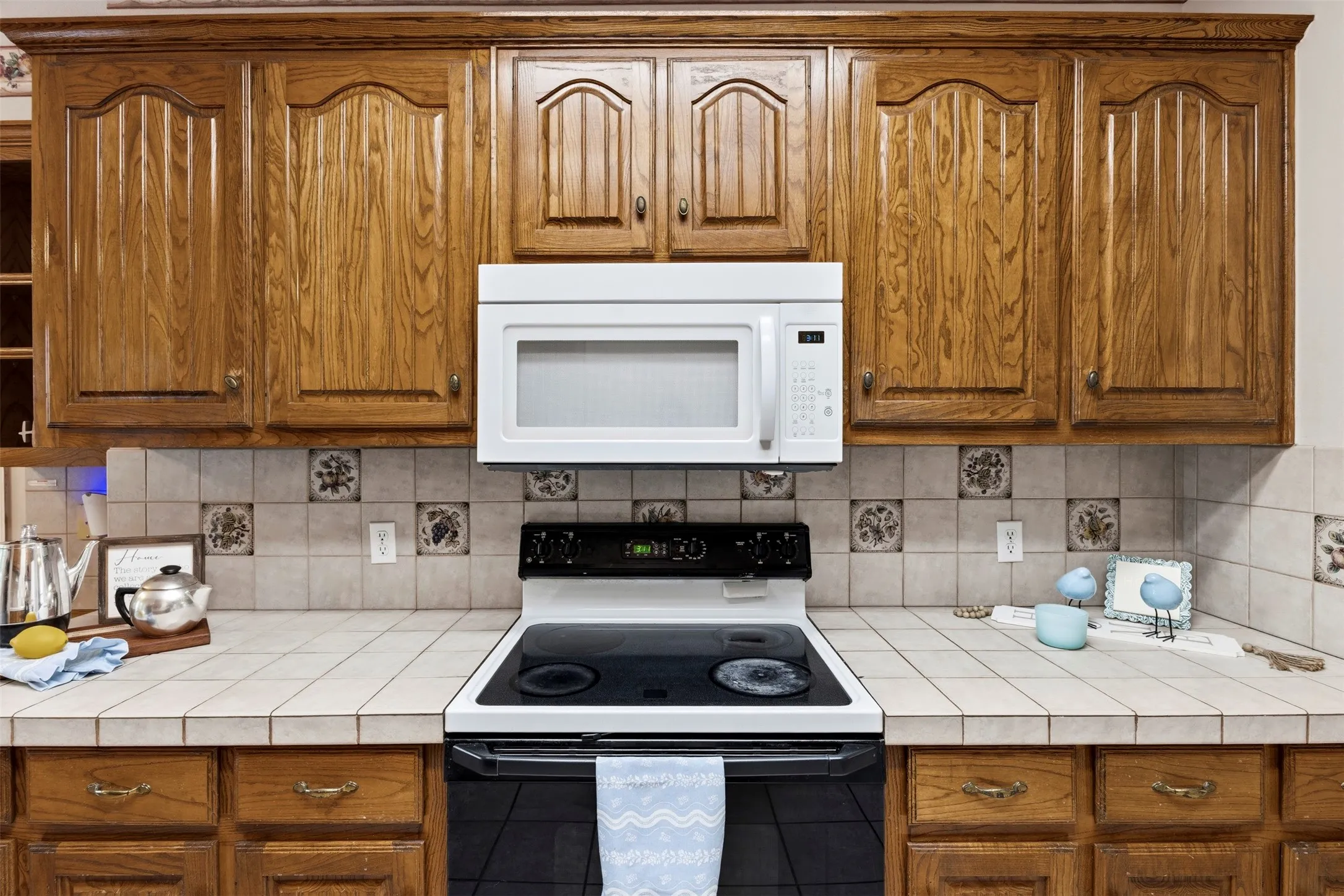 Finish off the kitchen with a little breakfast nook to enjoy your morning coffee.