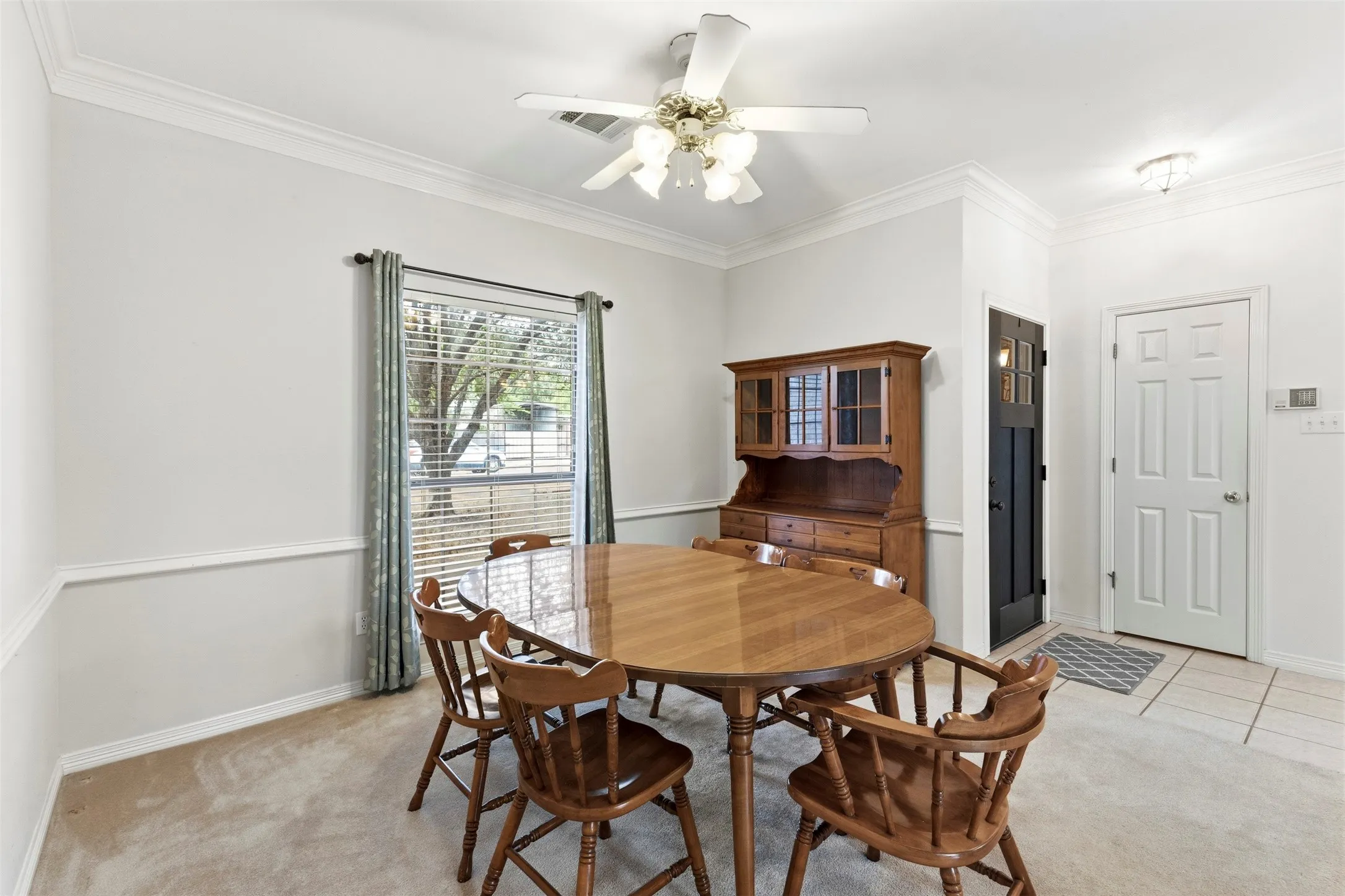 The layout makes it very easy to entertain.