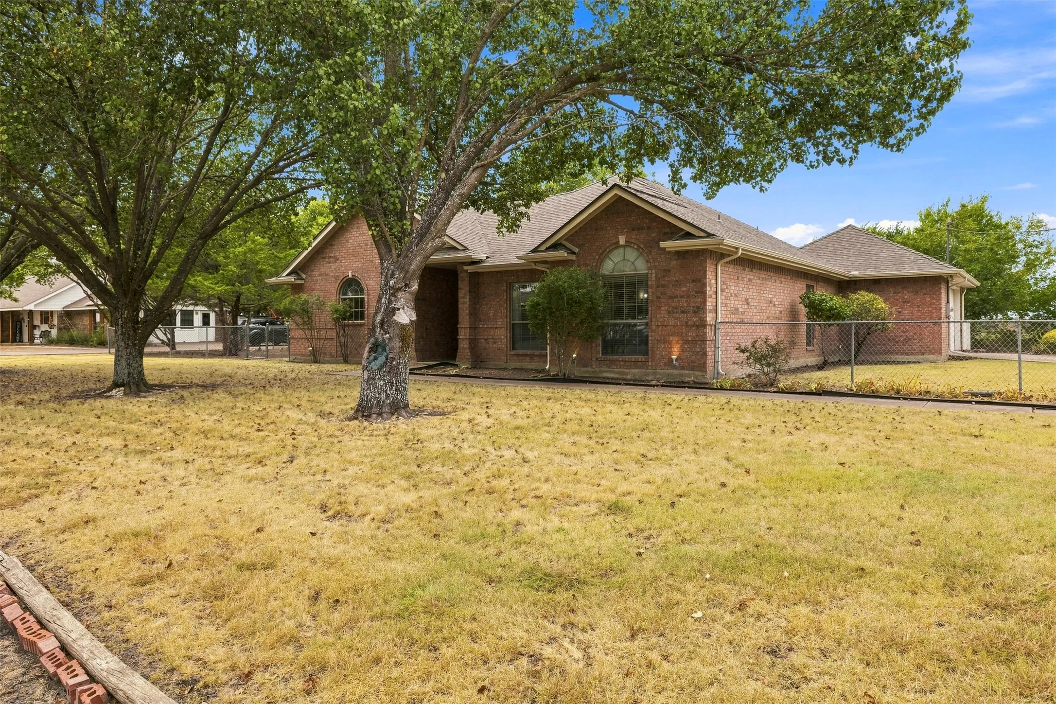Single Family Residence For Sale in Dallas County , 611 Dancer Lane, Lancaster, Texas 75146, 3 Bedroom, 2 Bathroom, 2 Garage spaces, 1,622 Sqft, built in 1996, mls#21369028, Real Estate Agent in Lancaster, Homes For Sale in Dallas county, Homes For Sale in Lancaster, Realtor in Lancaster Texas, Real Estate Brokerage Independent Realty Texas, Luminita Cordes Realtor