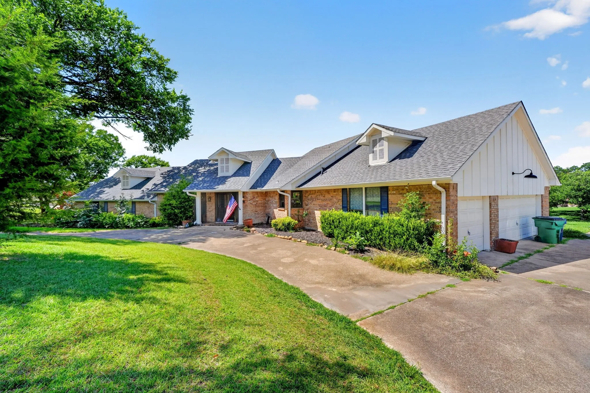 Single Family Residence For Rent in Rockwall County , 12 Meadowlake Drive, Heath, Texas 75032, 4 Bedroom, 2 Bathroom, 3 Garage spaces, 2,470 Sqft, built in 1981, mls#21368274, Real Estate Agent in Heath, Homes For Rent in Rockwall county, Homes For Rent in Heath, Realtor in Heath Texas, Real Estate Brokerage Independent Realty Texas, Luminita Cordes Realtor