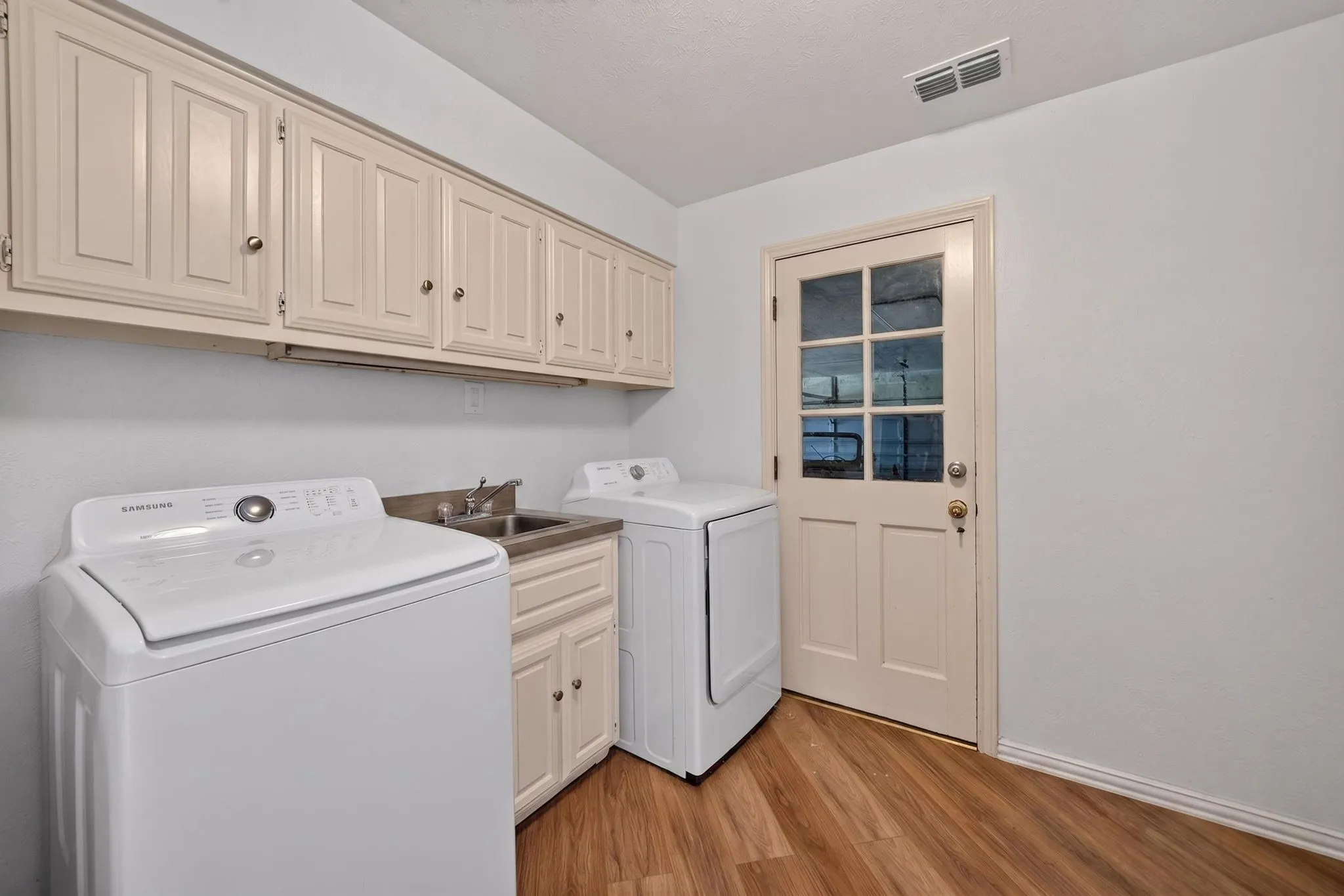 Single Family Residence For Rent in Rockwall County , 12 Meadowlake Drive, Heath, Texas 75032, 4 Bedroom, 2 Bathroom, 3 Garage spaces, 2,470 Sqft, built in 1981, mls#21368274, Real Estate Agent in Heath, Homes For Rent in Rockwall county, Homes For Rent in Heath, Realtor in Heath Texas, Real Estate Brokerage Independent Realty Texas, Luminita Cordes Realtor