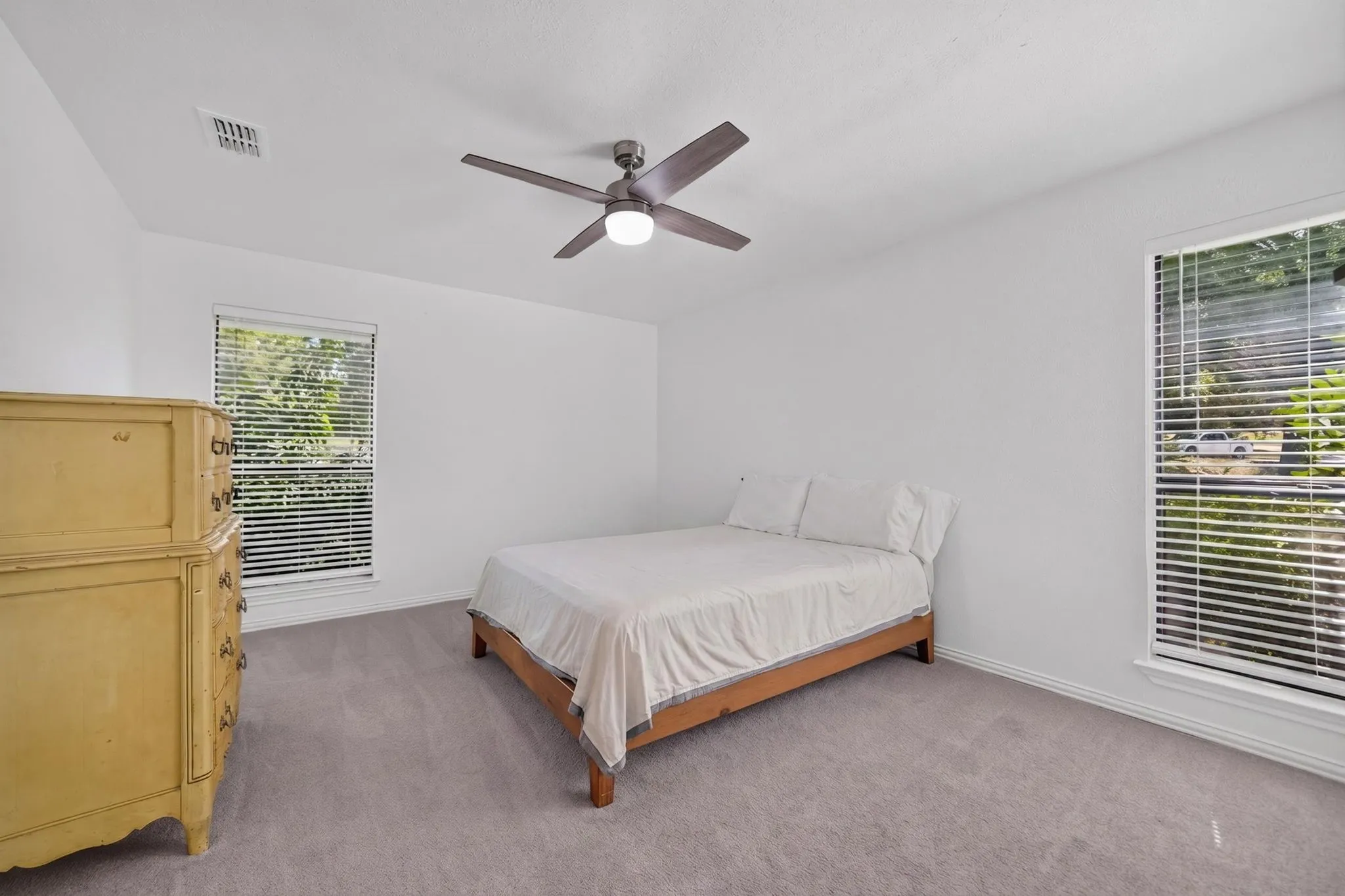 Single Family Residence For Rent in Rockwall County , 12 Meadowlake Drive, Heath, Texas 75032, 4 Bedroom, 2 Bathroom, 3 Garage spaces, 2,470 Sqft, built in 1981, mls#21368274, Real Estate Agent in Heath, Homes For Rent in Rockwall county, Homes For Rent in Heath, Realtor in Heath Texas, Real Estate Brokerage Independent Realty Texas, Luminita Cordes Realtor