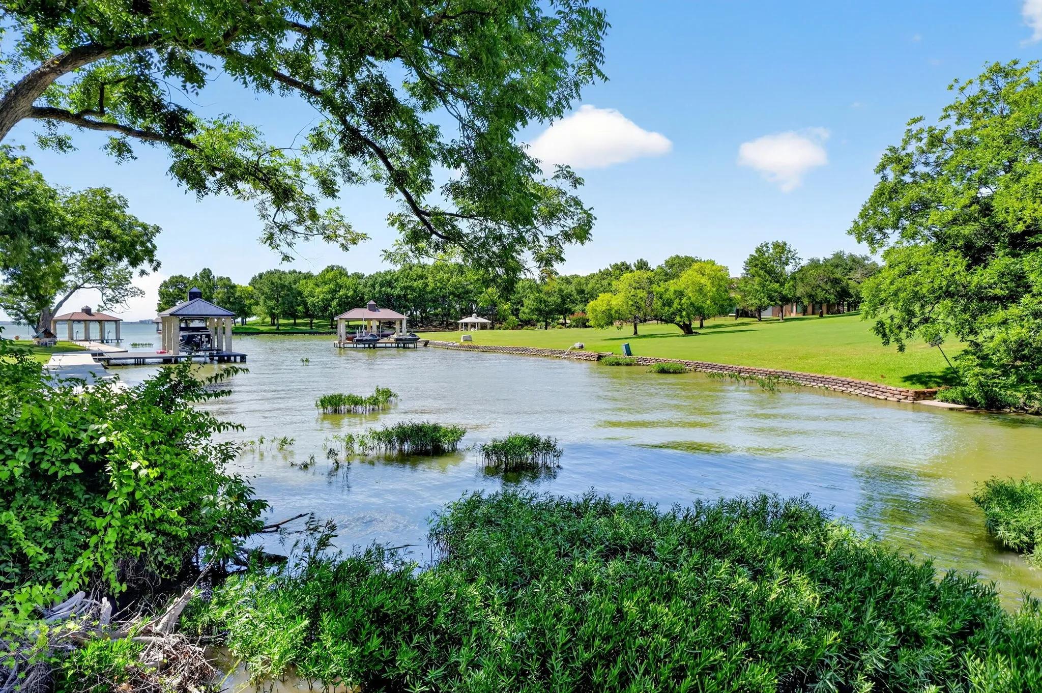 Single Family Residence For Rent in Rockwall County , 12 Meadowlake Drive, Heath, Texas 75032, 4 Bedroom, 2 Bathroom, 3 Garage spaces, 2,470 Sqft, built in 1981, mls#21368274, Real Estate Agent in Heath, Homes For Rent in Rockwall county, Homes For Rent in Heath, Realtor in Heath Texas, Real Estate Brokerage Independent Realty Texas, Luminita Cordes Realtor