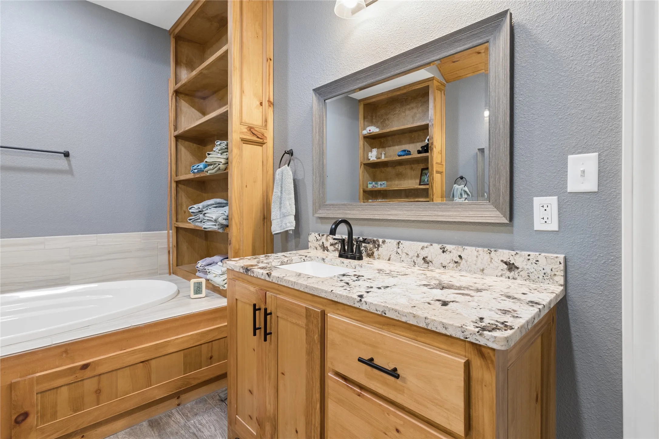 Single Family Residence For Sale in Bowie County , 1100 Fm 992 N, De Kalb, Texas 75559, 3 Bedroom, 3 Bathroom, 2 Garage spaces, 2,359 Sqft, built in 2021, mls#21370064, Real Estate Agent in De Kalb, Homes For Sale in Bowie county, Homes For Sale in De Kalb, Realtor in De Kalb Texas, Real Estate Brokerage Independent Realty Texas, Luminita Cordes Realtor