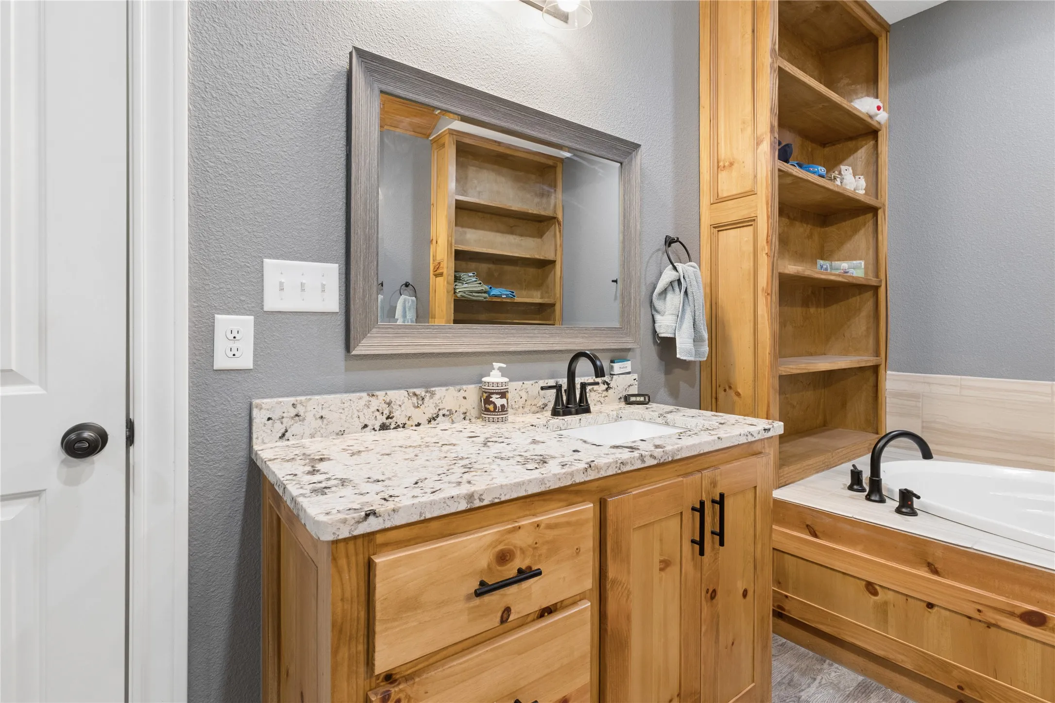 Single Family Residence For Sale in Bowie County , 1100 Fm 992 N, De Kalb, Texas 75559, 3 Bedroom, 3 Bathroom, 2 Garage spaces, 2,359 Sqft, built in 2021, mls#21370064, Real Estate Agent in De Kalb, Homes For Sale in Bowie county, Homes For Sale in De Kalb, Realtor in De Kalb Texas, Real Estate Brokerage Independent Realty Texas, Luminita Cordes Realtor