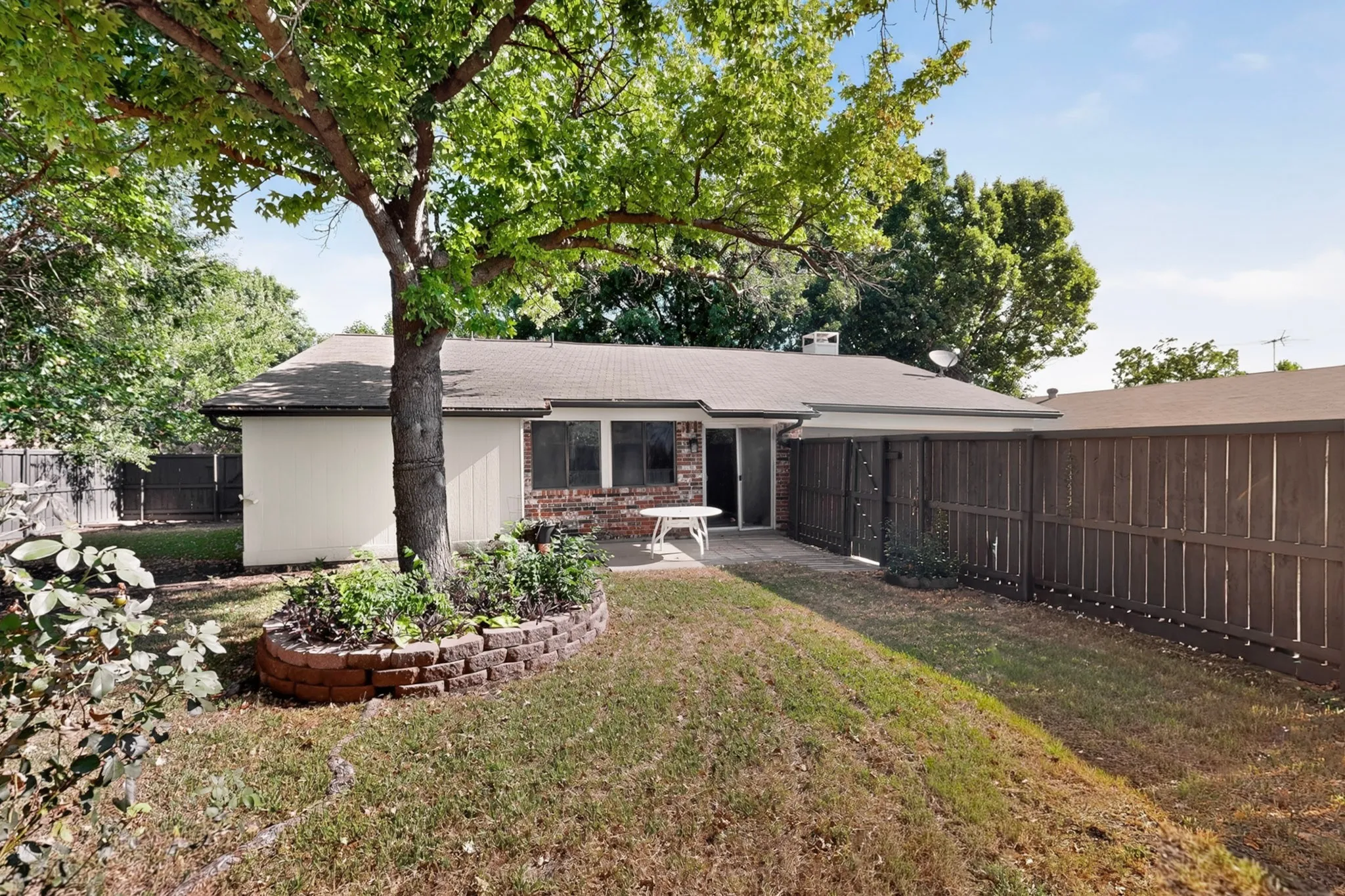 Single Family Residence For Sale in Collin County , 2404 Lemmontree Lane, Plano, Texas 75074, 3 Bedroom, 2 Bathroom, 2 Garage spaces, 1,430 Sqft, built in 1982, mls#21357470, Real Estate Agent in Plano, Homes For Sale in Collin county, Homes For Sale in Plano, Realtor in Plano Texas, Real Estate Brokerage Independent Realty Texas, Luminita Cordes Realtor