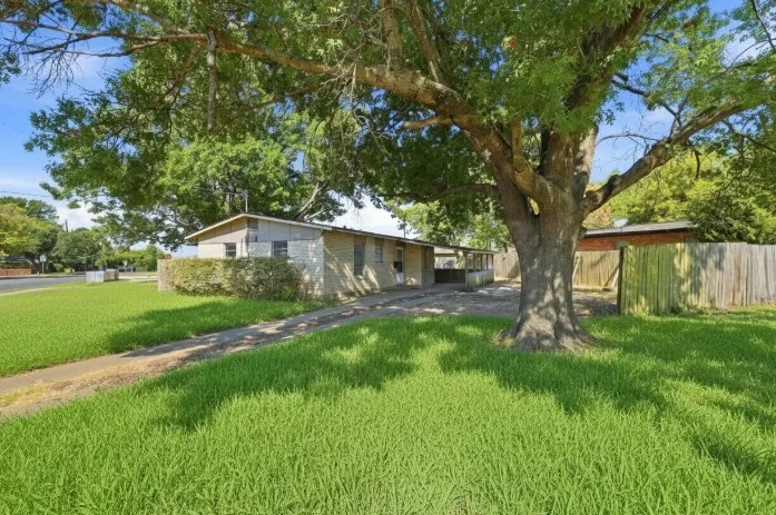 Single Family Residence For Sale in Grayson County , 636 S Andrews Avenue, Sherman, Texas 75090, 3 Bedroom, 1 Bathroom, Garage spaces, 1,014 Sqft, built in 1958, mls#21370398, Real Estate Agent in Sherman, Homes For Sale in Grayson county, Homes For Sale in Sherman, Realtor in Sherman Texas, Real Estate Brokerage Independent Realty Texas, Luminita Cordes Realtor