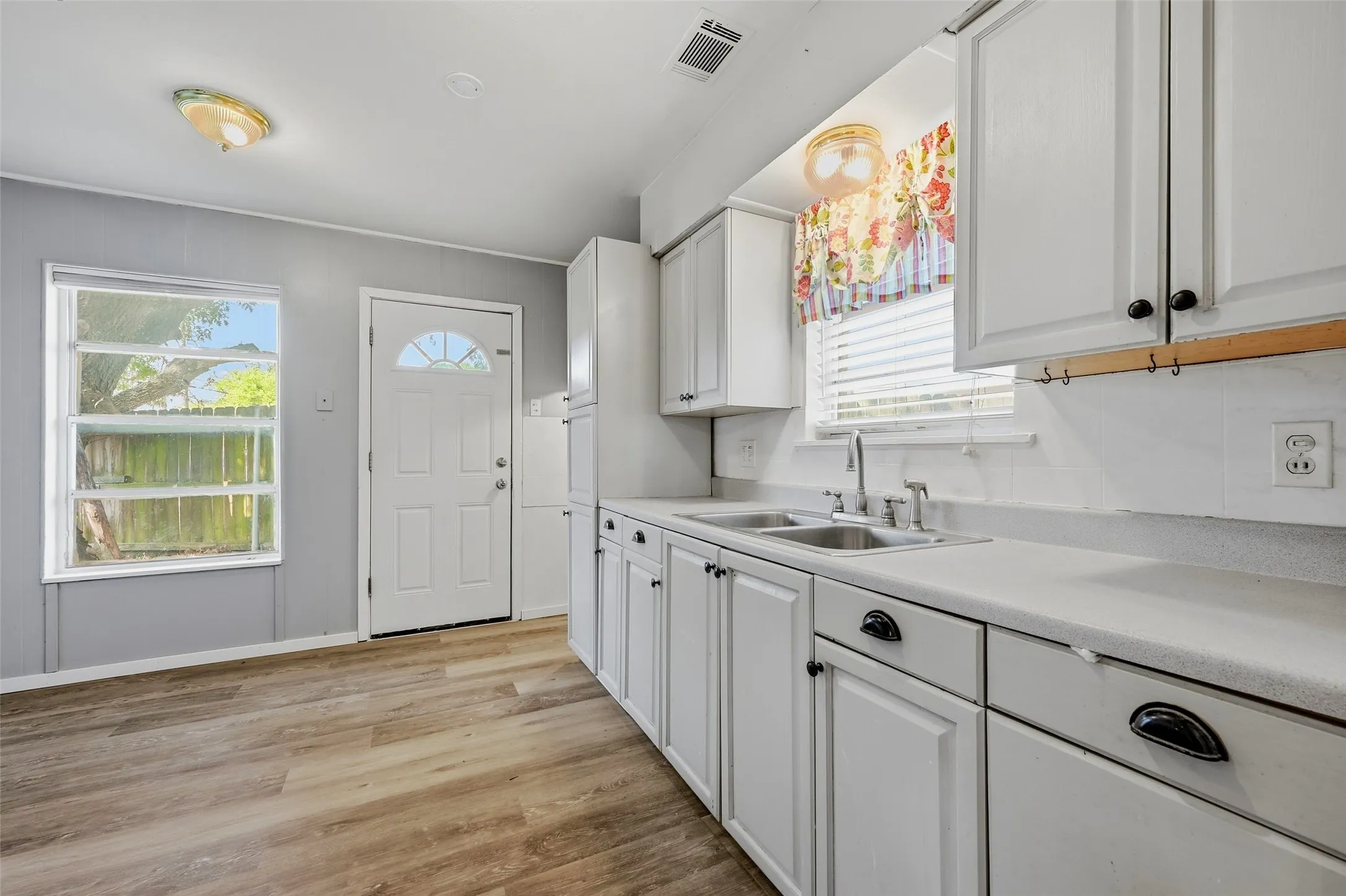 Single Family Residence For Sale in Grayson County , 636 S Andrews Avenue, Sherman, Texas 75090, 3 Bedroom, 1 Bathroom, Garage spaces, 1,014 Sqft, built in 1958, mls#21370398, Real Estate Agent in Sherman, Homes For Sale in Grayson county, Homes For Sale in Sherman, Realtor in Sherman Texas, Real Estate Brokerage Independent Realty Texas, Luminita Cordes Realtor