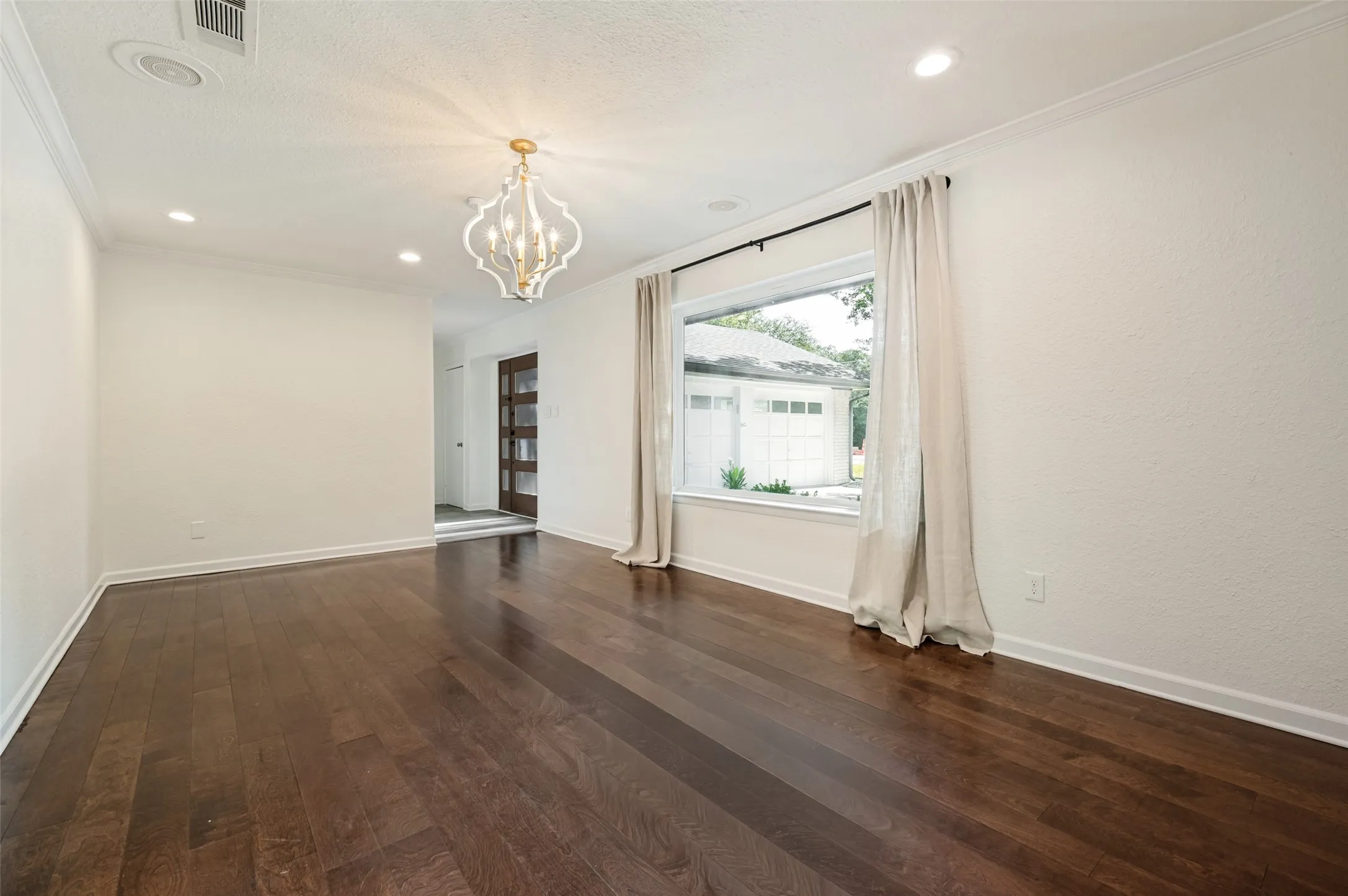 Single Family Residence For Sale in Dallas County , 10131 Pensive Drive, Dallas, Texas 75229, 4 Bedroom, 3 Bathroom, 2 Garage spaces, 2,620 Sqft, built in 1966, mls#21371510, Real Estate Agent in Dallas, Homes For Sale in Dallas county, Homes For Sale in Dallas, Realtor in Dallas Texas, Real Estate Brokerage Independent Realty Texas, Luminita Cordes Realtor