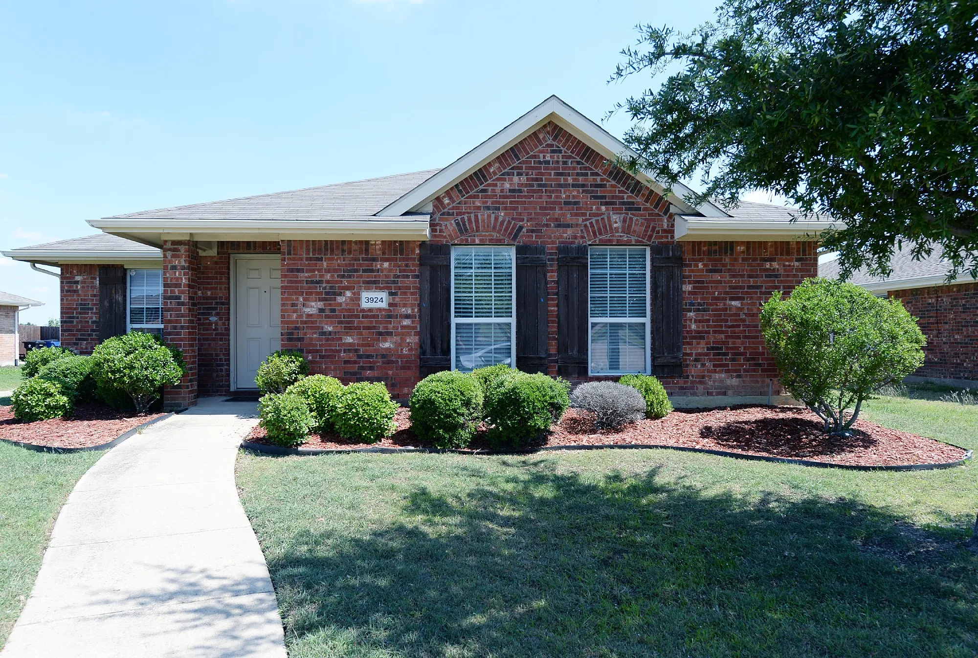 Single Family Residence For Rent in Denton County , 3924 Palace Place, Frisco, Texas 75033, 4 Bedroom, 2 Bathroom, 2 Garage spaces, 2,001 Sqft, built in 2005, mls#21371511, Real Estate Agent in Frisco, Homes For Rent in Denton county, Homes For Rent in Frisco, Realtor in Frisco Texas, Real Estate Brokerage Independent Realty Texas, Luminita Cordes Realtor