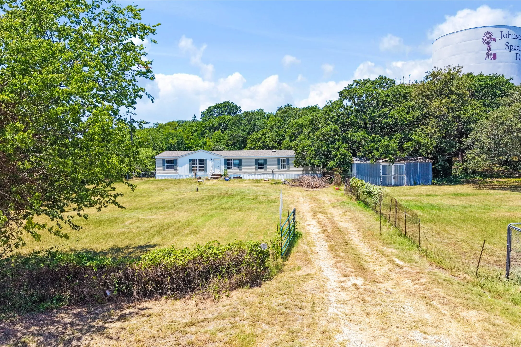 Mobile Home For Sale in Johnson County , 2309 Daniels Drive, Joshua, Texas 76058, 4 Bedroom, 2 Bathroom, Garage spaces, 2,016 Sqft, built in 1997, mls#21371487, Real Estate Agent in Joshua, Homes For Sale in Johnson county, Homes For Sale in Joshua, Realtor in Joshua Texas, Real Estate Brokerage Independent Realty Texas, Luminita Cordes Realtor